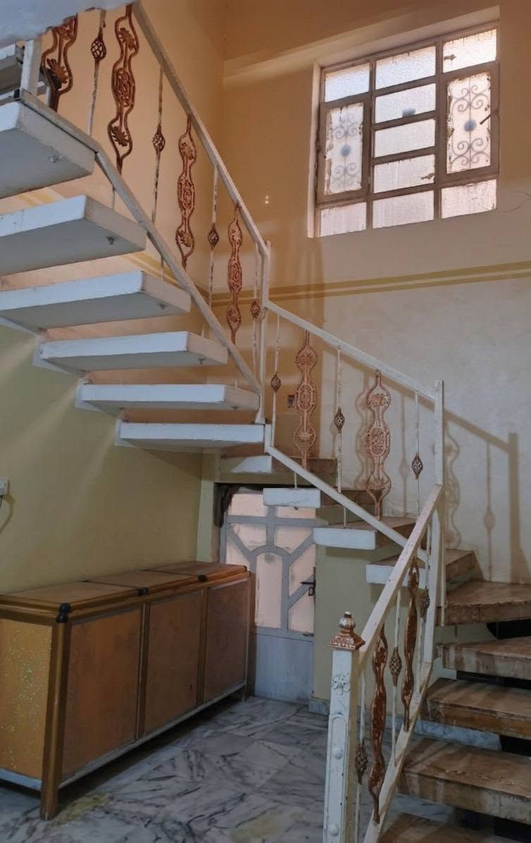 🏡 بيت للبيع في الناصرية - حي الحكيم (قرب مطعم بركات الحوراء ع)
​بناء كونكريت مسلح  (طابو ملك )
​ 
​المساحة الإجمالية: 200 متر مربع.
​الواجهة: يحتوي على طارمة بمساحة كبيرة 
​الصحيات الخارجية وصحيات داخلية
​🛏️ التفاصيل الداخلية 
​الاستقبال: صالة استقبال واسعة  مساحه (7.5 م × 3.5 م) 
​الصـالات: يحتوي البيت على صالتين داخلية (عدد 2) 
يحتوي ع ​مطبخ 
​التهوية ومناور عدد)(2)
​غرف النوم (عدد 3):
​غرفتين (2) في الطابق الأرضي 
​غرفة (1) واسعةومستقلة في الطابق الثاني.
للاستفسار على الرقم
***********
