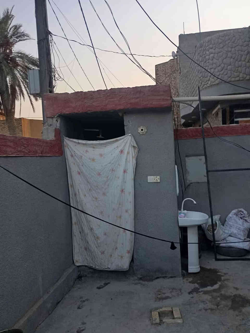 الدار للبيع طابو  زراعي سند 25  المساحه 100م طابق واحد غرفه نوم واحده زوير الغربي  شارع الضغط خلف مشروع الماء ركن خلفه شارع وعلى الجانب شارع الضغط وتوجد مساحه ترهم حديقه وأمامه شارع البيت حديث بيه نواقص  السعر 68مليون
قابل للتفاوض
***********
سجل 51
