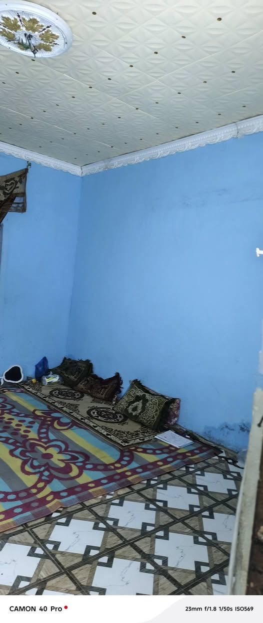 بيت للبيع المساحة ١٦٠متر غرفتين وصاله استقبال ومنور وطارمه قرب مدرست الشيعي ***********
