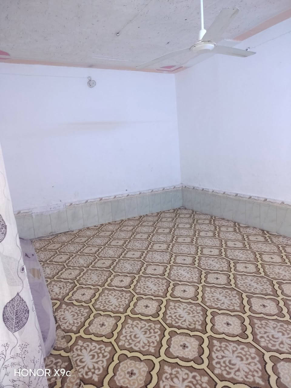 الدار للبيع مساحة 200متر قاطين يتكون من 2غرف في الطابق الارضي والثاني 3غرف مع صاله مع صحيات 
حي الحسين الجديد قرب صورة ابو الفضل العباس ع للاستفسار الاتصال على الرقم التالي ***********
