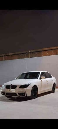 للبيع e60ميماتي بيها باب سكن نص صبغ فقط بدون ضربه سياره كلش نظيفه  200...