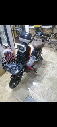 درجة شحن للبيع نضيفه اربع بطاريات معه شاحنته الاصليه الدراجه السعر 250...