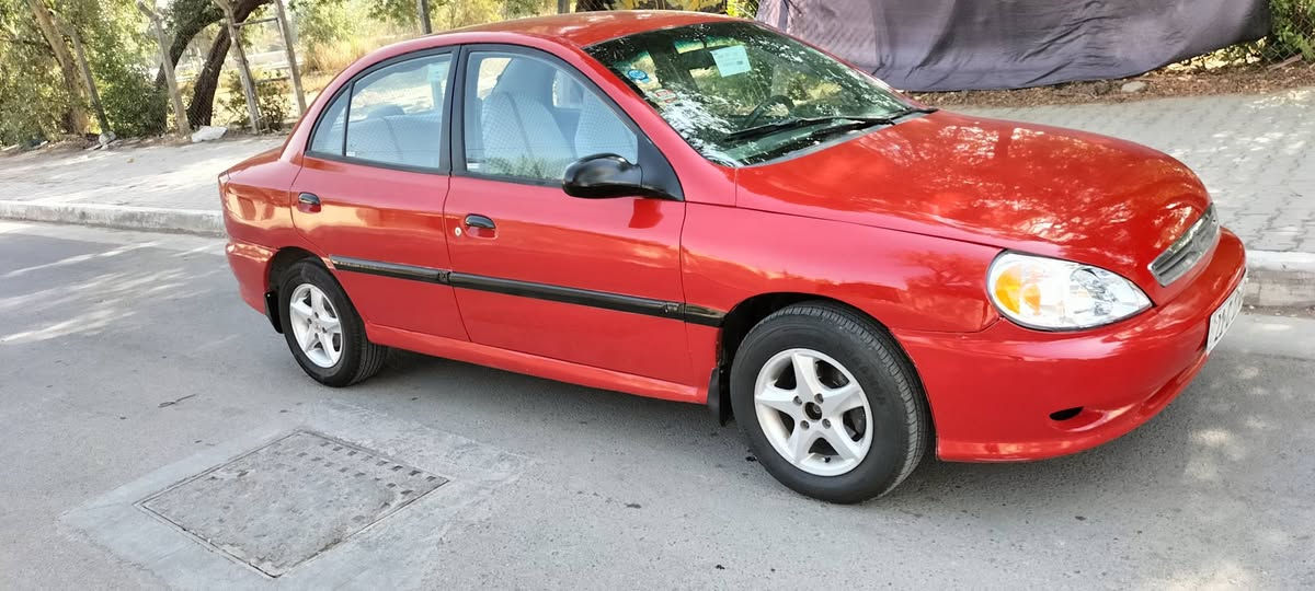 السلام عليكم عندي كيا ريو للبيع موديل 2002 بيهة صبغ عام جمالية مكينة وكير مكفولات تبريد شغال تخم تاير جديد رقم سليمانية جديد  هزة جديدة سنوية لغاية 2029مكان السيارة بغداد السعر 55 $ الهاتف ***********
