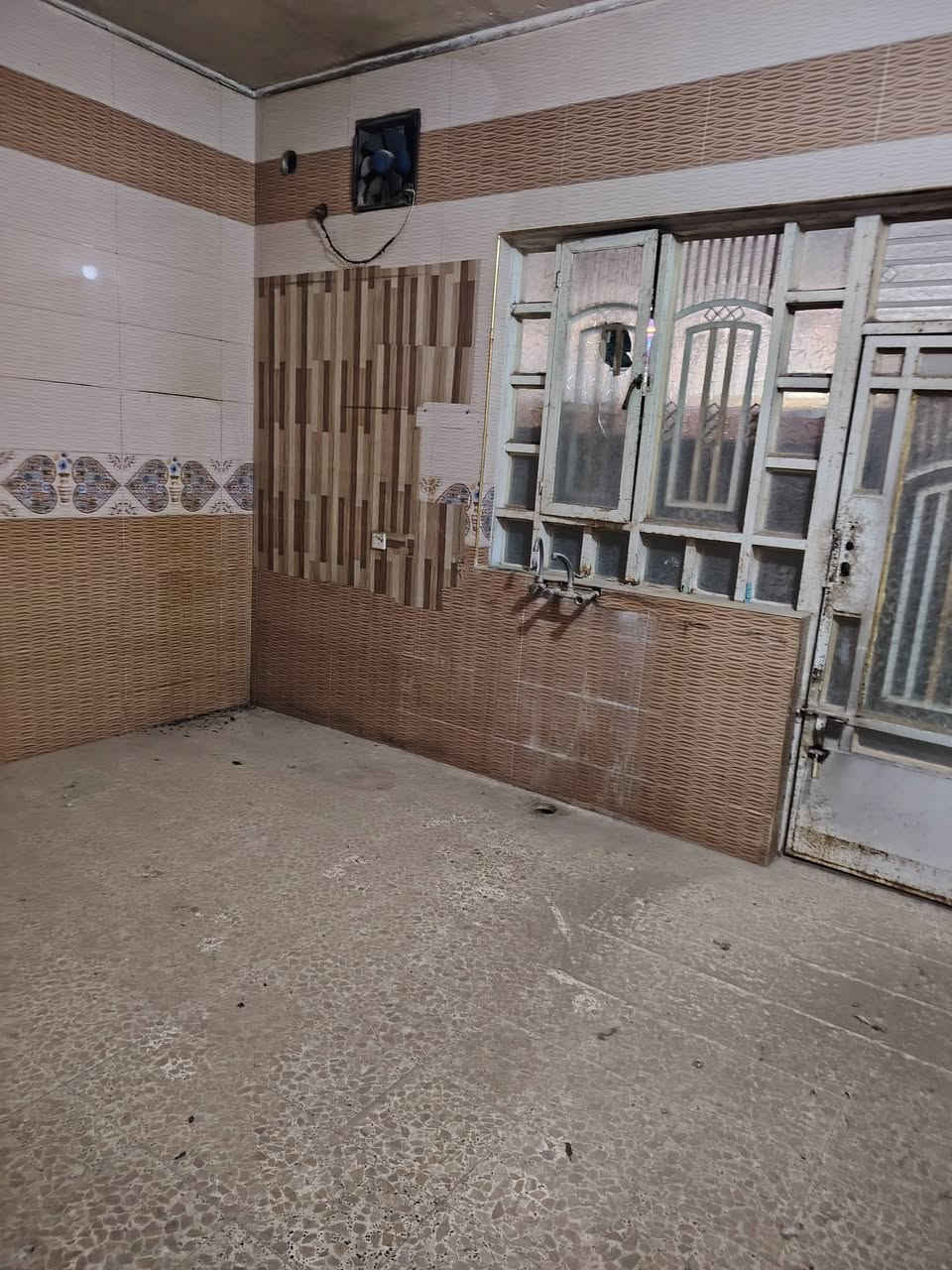 منطقة عبجيه يبعد عن مستشفى الحكيم 500 متر
100 متر طابقين ركن مربع
الطابق الارضي
ديوانيه و غرفه ومطبخ وصحيات
الطابق الثاني
3 غرف و مطبخ غير كامل البناء
صحيات خارجيه
البيت فارغ حاليا
سعر الايجار 300
***********
