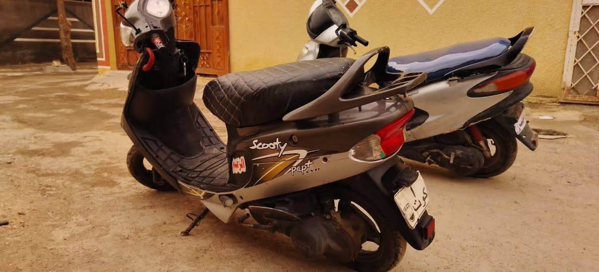 سلام عليكم دراجات ثنين للبيع شغالات وكهربائيات كلهن شغالات السودة سعره 350 والرصاصية 300 وبيهن مجال مكاني ديالى منصورية الشط رقم ***********
