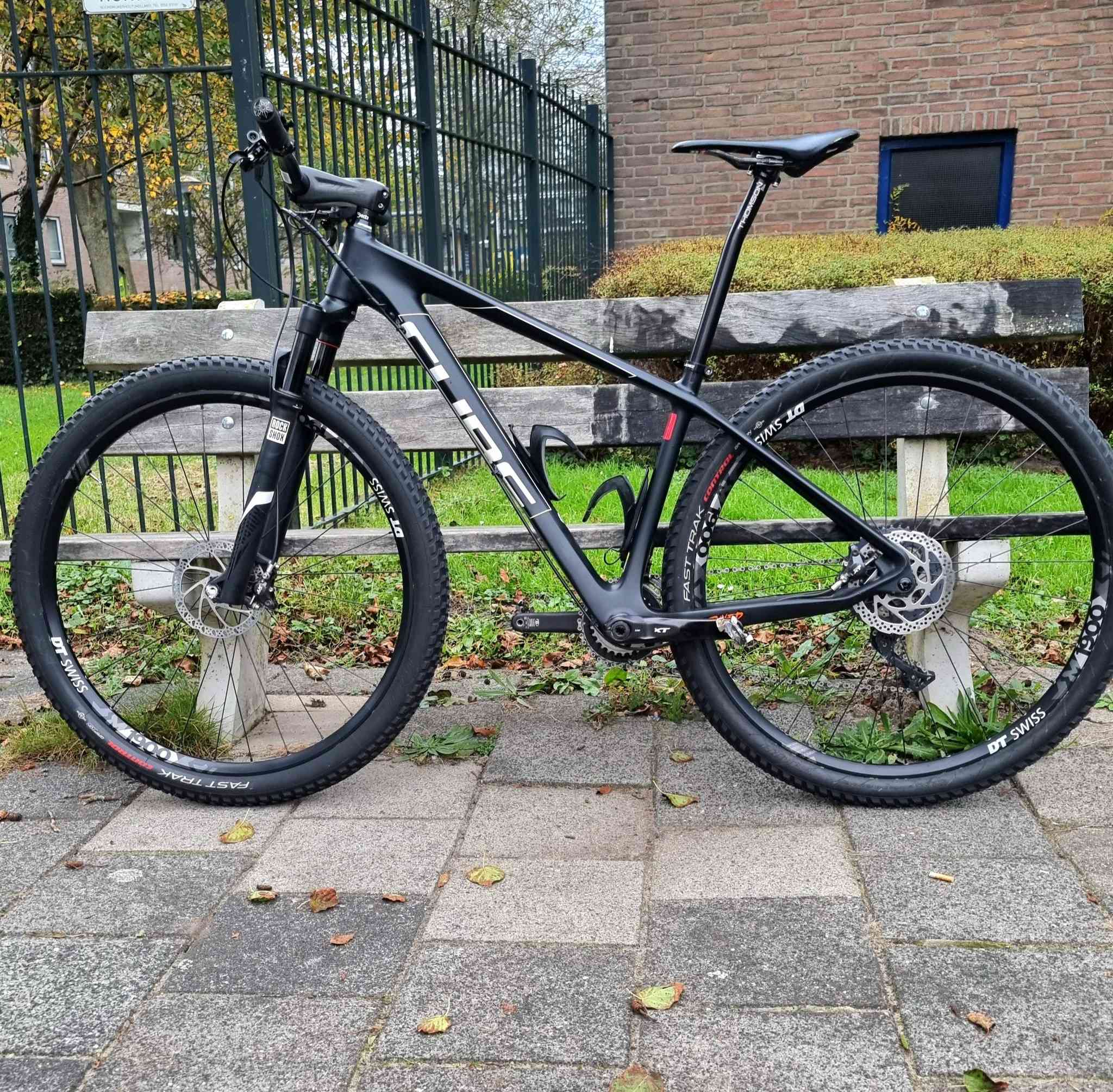 السلام عليكم كباتنة الطيبين

توكلنا على الله وأيه الرزق للجميع 
#للبيع دراجة كيوب Cube Reaction ألماني اصلي بالعافية  للياخذهة 
لون مميز وحلو الدراجة مثالية وقوية للطرق الوعرة، الصعود والنزول، وحتى الاستخدام الرياضي اليومي براحة وثبات عالي. يعني انسى الطسات ووجع الظهر وألام المفاصل. أحسن متاخذ دراجة مو اصلي ورة اسبوع تكوم توصوص وتنومك يم المصلح 😅 وتعبك احنة نوفرلكم دراجات ماركات عالمية اصلية استيراد مباشر من هولندا 🇳🇱
✅ المواصفات والفوائد للمستخدم: 
لشة أو فريم كاربون خفيف وقوي → تحكم أفضل وتعب أقل أثناء القيادة قياس  ميديم / لارج   مناسب لمعظم الأطوال  نظام نقل حركة شيمانو XT بلوتوث حديث  تبديل ناعم وسريع بدون تقطيع
ممتص صدمات  دبل امامي RockShox  راحة وثبات أعلى بالطبات والطرق الصعبة ويالة سويسري DT SWISS  1900  ويالة قياس 29 الدراجة مزودة بغراض فول.  ملاحظة: الركبة مال ستيرن وحدهة ورقتين 😁الدراجة جاهزة للركوب مباشرة بدون أي مصروف إضافي مناسبة للمبتدئ والمحترف بنفس الوقت
📍 الموقع: بغداد – حي البنوك – قرب مثلجات الصفصاف
📩 لأي استفسار أو تجربة الدراجة، راسلني خاص وتدلل 🤝
⚠️ ملاحظة:
ناشر أكثر من دراجة بحسابي، ويوجد استيراد مباشر من وكالات أوربية عالمية، كل القطع أصلية 100% مع وصولات 🔥
نتعامل مع أفضل الماركات العالمية:
SRAM . SHIMANO . Campagnolo . Maxxis . Schwalbe . Vittoria . Bontrager . Rockshox . Fox . Mavic .Garmin . wahoo.  Poc . Cube .  DT SWISS . Cannondale . Santa cruz . Trek . Giant ... وغيرها #دراجة_جبلية #دراجات #بيع_دراجة #بغداد #دراجة_هوائية  #Sram  #Baghdad


**إذا كنت صاحب هذا الإعلان وتريد حذفه لأي سبب، رجاءا أرسل رسالة إلى الدعم الفني**