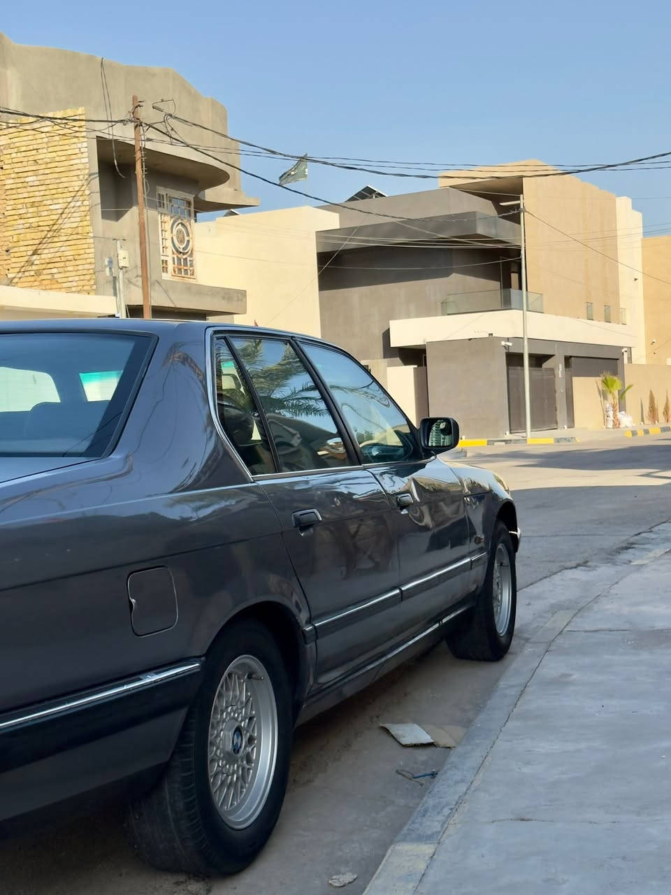 السلام عليكم للبيع بي ام  740i
موديل 1992 السيارة اصل
السيارة بلادي خير من الله 
تبريد شغل ثلج 
السيارة كهربائيات كاملة 
السيارة جديدة بمعنى الكلمة 
محرك كير كفالة من كلشي 
رقم بغداد دولي جديد 
تحويل ثاني يوم 
مكاني واسط_ العزيزية 
***********.
السعر 80 وبيها مجال
