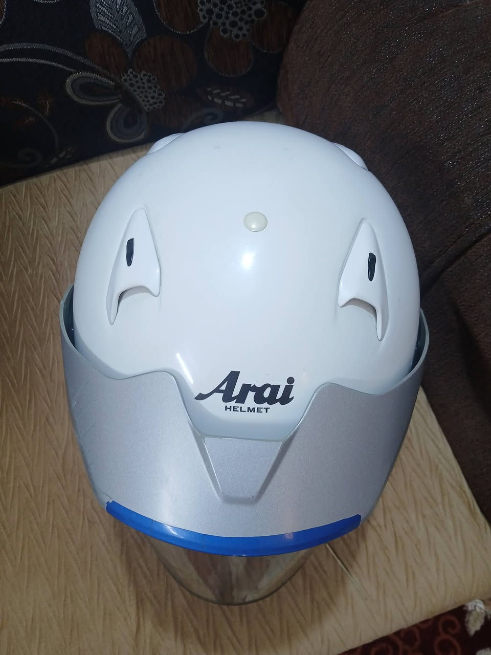 السلام عليكم شباب خوذه للبيع قياس XL  نضيفه بس مخدات تعبانه سعر ١٢٥ ألف  ***********
