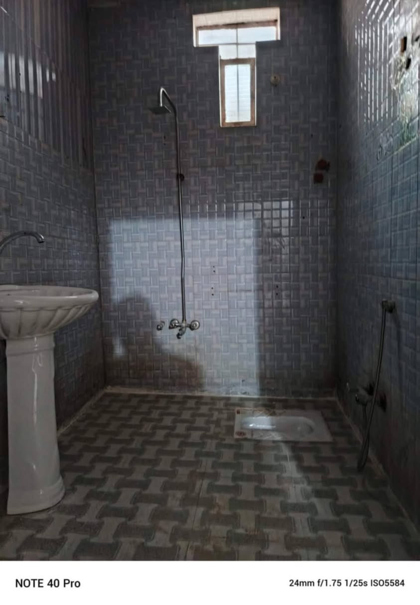 شقة للأيجار  الصدر الاول قرب فلكة العلماء بفرع منفذ عين الحياة تتكون من غرف نوم2 صاله وحمام ومطبخ درجها 10 بايات وحده معزول للاستفسار ***********
