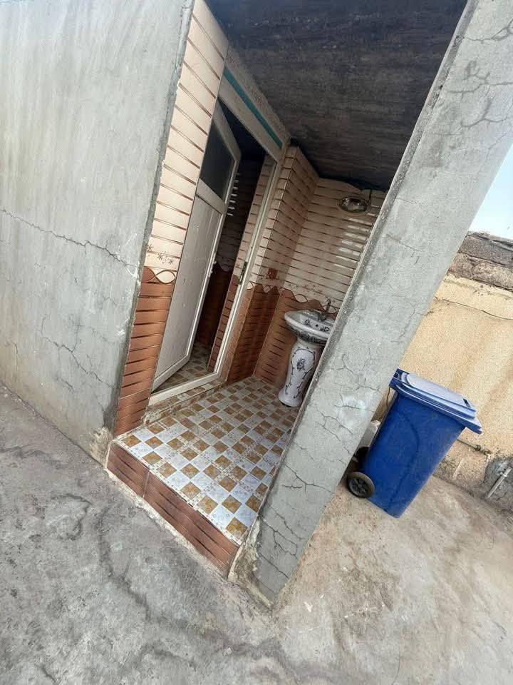 #دار #للبيع طابق واحد المساحة (400) متر 
♦️طابو صرف 
♦️واجهة (20☆20)  
   شارع عريض موقع مميز 

♦️المحتويات: 
  (غرفتين نوم هول استقبال مطبخ صحيات داخلية وخارجية كراج وحديقة ) 

♦️عنوان الدار : القادسية الاولى مقابل مجمع مالك خلف التجاري  

♦️للاستفسار الاتصال :*********** متوفر واتساب 

♦️او زيارة مكتب اراز للعقار 
  القادسية الثانية سايدين المرور القديم مجاور حلويات كولدن سويت
