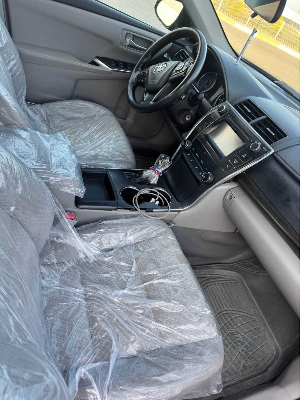 کامری 2016 ناو کرێمی
سەنەوی تا 2030 تازەیە
2 پارچەی بۆیاخە بێ ناو
گێڕ و مەکینەی نەکراوەتەوە 
سلێمانی / 0771 735 4596 السليمانية, العراق
