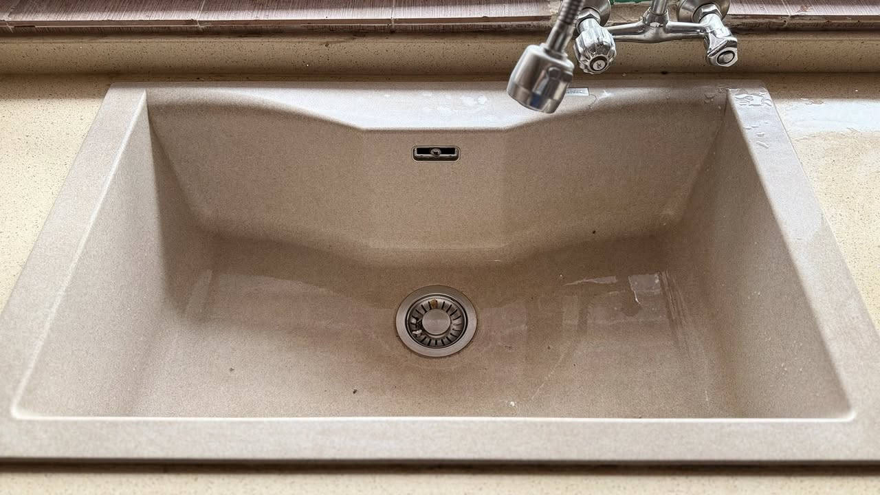 سلام علیکم بەڕێزان
ئەم کەوانتەرەمان هەیە بۆ فرۆشتن بە مڕەشەحەوە زۆر بێ عەیب و مەزبوتە زۆر تازە و جوان ماوەتەوە ، شوێنی تەباخی هەیە لەگەڵ شوێنی خەسالەی قاپ شۆرینیشی هەیە و حەوزێکەی شەریکەی فڕانکە ، لای سەلاجەکەی درێژی 4.15سم
درێژی لای حەوزەکەشی 2.45سم
خۆتان نرخ بدەن
شوێن / سلێمانی


**إذا كنت صاحب هذا الإعلان وتريد حذفه لأي سبب، رجاءا أرسل رسالة إلى الدعم الفني**