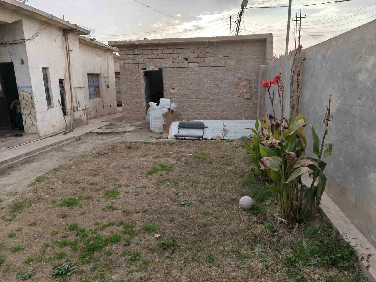 السلام عليكم
يوجد بيت للبيع في قريه البوطعمه البيت طابو مكون من 
استقبال وكندور وثلاث غرف نوم وهول ومجمع غرف وحمام 
محلات اثنين وحديقه المساحه الكليه 750متر 
السعر خاص للاستفسار الاتصال بالرقم ***********او المراسله على الواتساب
