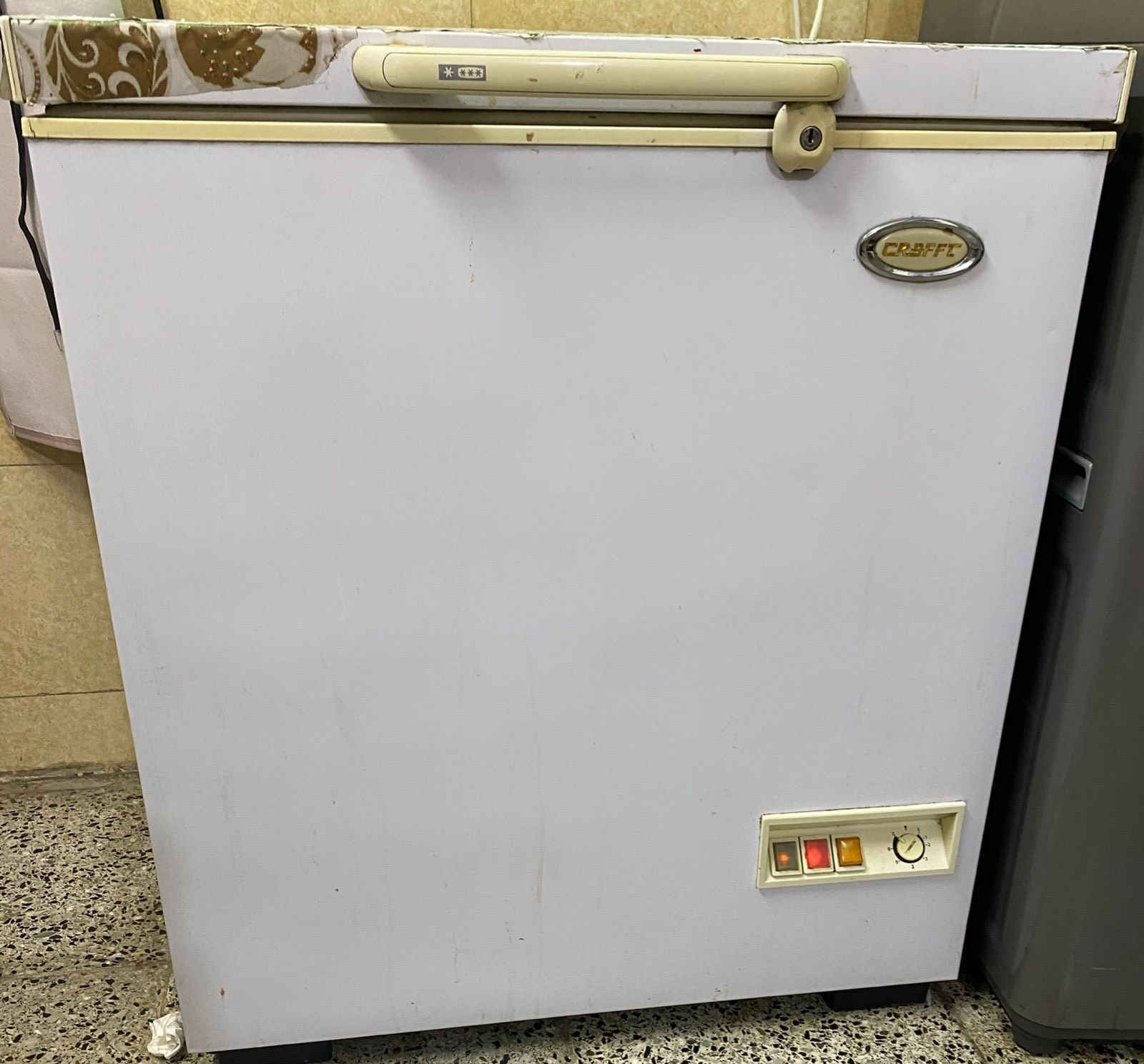 عرض للبيع مكاني بغداد الدورة.                                           ثلاجة : ايديال  باب واحد مابيها اي عطل ب175
مجمدة : كرافت مابيها اي عطل ولا خدش ب150
الكاونتر والملحق والسنك والصيدلية : فقط كسر بصيط باب السنك من جهة اليمنه ب175 
وبيهن مجال بصيط


**إذا كنت صاحب هذا الإعلان وتريد حذفه لأي سبب، رجاءا أرسل رسالة إلى الدعم الفني**