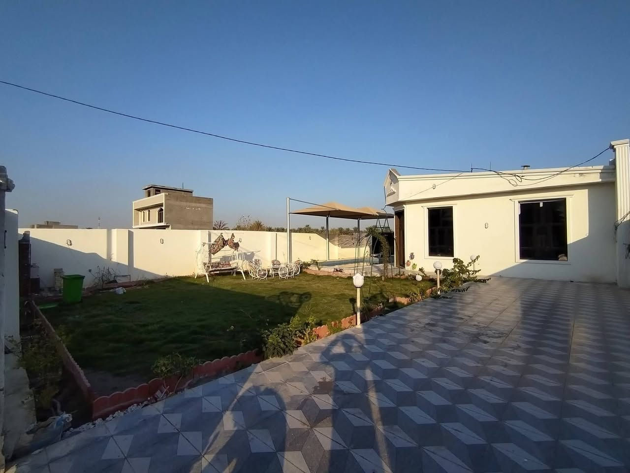 مرزعة للبيع المساحة ٥٠٠م الواجهة ١٦ونص ، نزال ٢٧ ، المزراعة تحتوي على مسبح + بيت بناءحديث يتكون غرفتين نوم  ومطبخ واستقبال وحمام، المزرعة تحتوي كراج وحديقة واسعة العنوان بغداد الدورة مدخل البوعيثه قرب مدرسة الاحرار للتواصل الاتصال على    هاتف*********** 
***********
