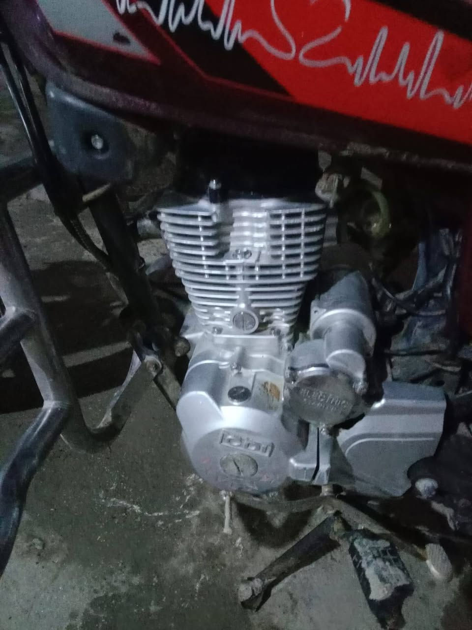 السلام عليكم للبيع دراجه سفان موديل 2018  اوراق اصوليه  مكينه ما مفتوحه كهربائيات كلها شغاله  مثل ما واضحه كدامكم نظافتها (السعر 400 قفل) العنوان حله شارع 80 قرب مسجد الرحمن  الاستفسار ***********
