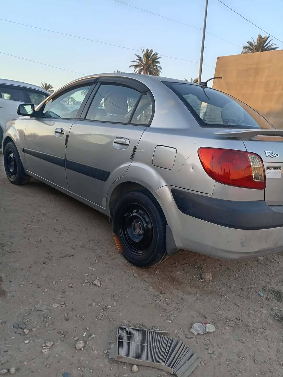 ريو 2007  رقم بغداد بأسمي مكينه 1600 بيهه جاملغ امامي ايمن وجاملغ ايسر طخطخات ومعمرات بدون دواخل بنيد سليم سياره بيها جراد بالقماره وكلير باب السائق والباب الثاني السياره بدون دواخل تبربد ثلج تخم تاير محرك نضيف بي لاستيك ولف فقط السعر 67 مكانها بغداد ابو غريب ***********
