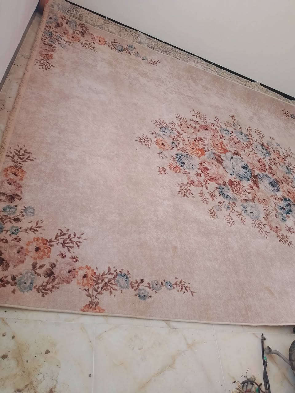 سلام عليكم
مكنسه كهربائيه شغاله جديده 
موكيت عدد 2 جدد الموكيتات نفس الشكل 
القياس 2 في 3 والثانيه قياسها 2 ونص في 3 ونص 
الرقم *********** متواجد واتساب
