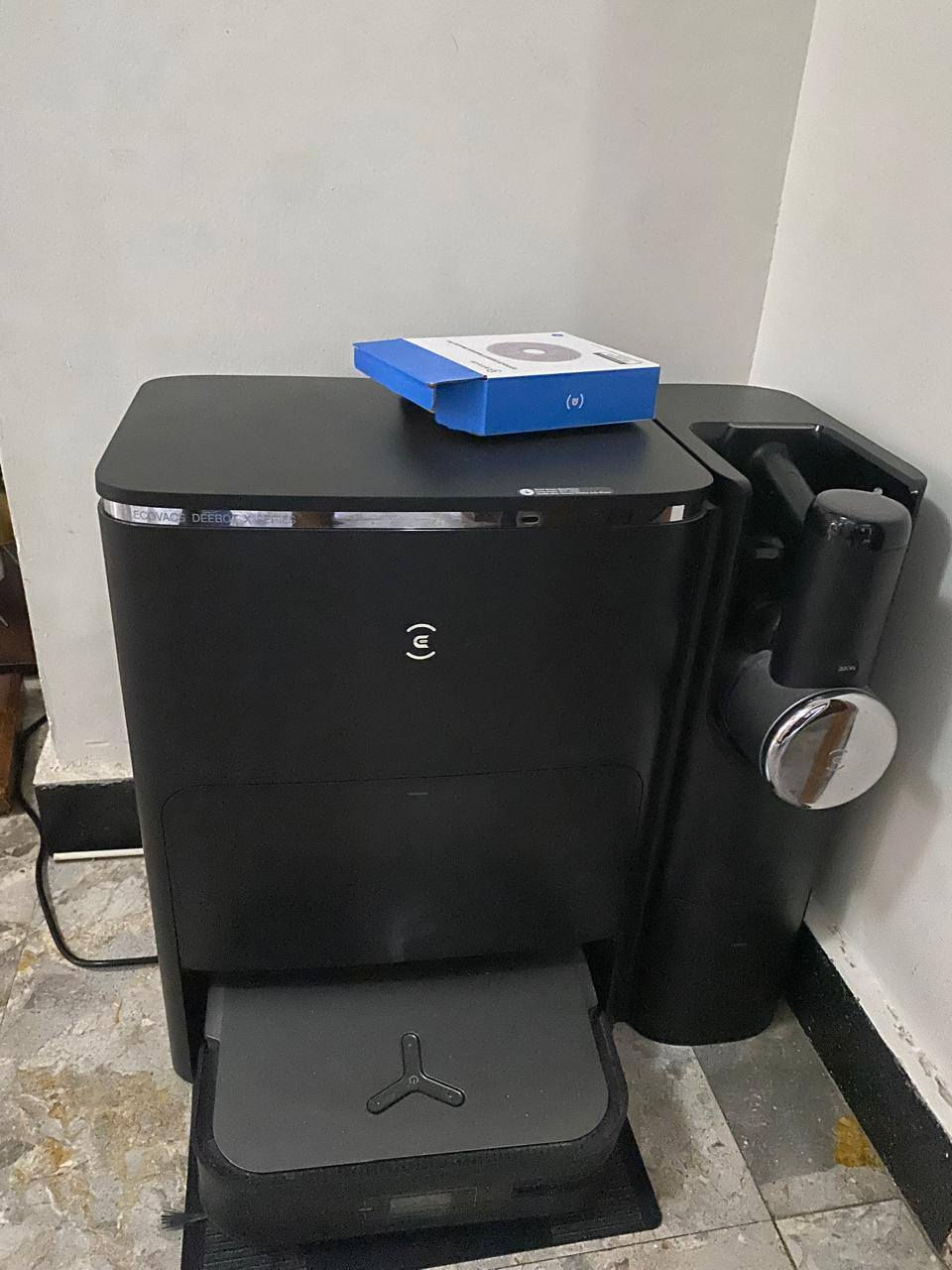 السلام عليكم
 Ecovacs Deebot X2 Omni
 روبوت تنظيف متطور يجمع بين المسح والمَكنسة بتصميم مربع مبتكر للوصول بشكل أفضل إلى الزوايا. يتميز بقوة شفط عالية تبلغ 8000 باسكال، ونظام ملاحة دقيق، ومحطة تنظيف ذاتية شاملة.إليك
التنظيف الذاتي: غسل وسادات المسح بالمياه الساخنة وتجفيفها بالهواء الساخن لمنع تكون الروائح الكريهة والبكتيريا.إفراغ الأتربة: تفريغ خزان الروبوت تلقائياً في كيس الغبار الموجود بالمحطة (يكفي لأسابيع).إعادة التعبئة: إعادة تعبئة خزان المياه في الروبوت تلقائياً من خزان المياه النظيفة بالمحطة.


**إذا كنت صاحب هذا الإعلان وتريد حذفه لأي سبب، رجاءا أرسل رسالة إلى الدعم الفني**