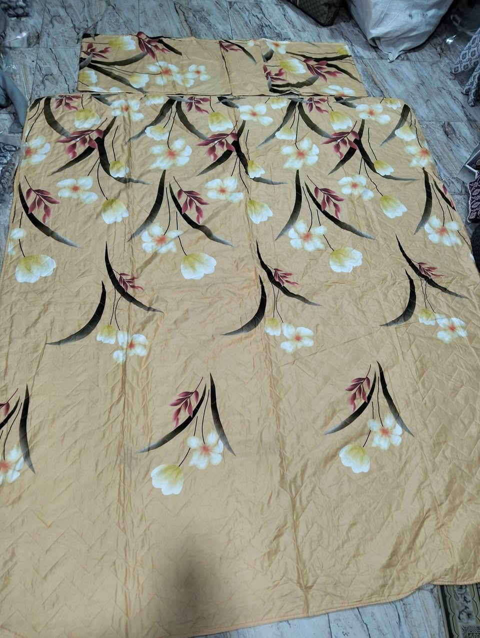 فرشة غطوة مقرنص نفرين ثقيل مع وجوه مخاد 2 وعلاگة 
السعر 9000 فقط 
العنوان التحرير دور الجاهزة مقابيل محل كرزات حمودي يوجد توصيل ***********
