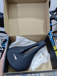 متوفر مقعد   معدن كاربون   ماركة RYET  قياس 23-15  جديد مامستخدم  تفاص...