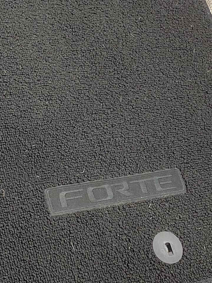 سلام عليكم متوفر ارضيات كيا فورتي مال شركه جديدات 22/23/24موديل 
متوفر توصيل
للاستفسار *********** واتساب
