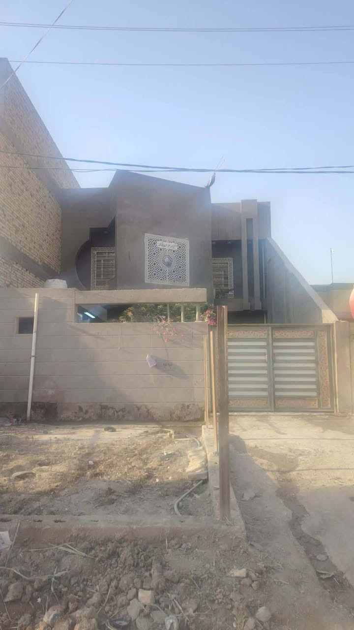 دار للبيع المساحه 270  كونكريت  كل الصطوح والبتلو مكان البيت التقيه 3قرب الكراج القديم بشارع مجمع الروان امام الكراج القديم   طابقين والثالث. صطح الطابق الاول يحتوي على  بناء طارمه وحديقه  ومدخل  براني  وصاله ومطبخ وغرفتين  نوم سويت ومجمع صحي داخل وخارج والطابق الثاني يحتوي على غرفتين وصاله ومجمع صحي وصطح وغرفتين مامبنيه اظافيه بس مامكمل بناهن وصطح طابق الاخير وب و الباب وجه البيت شارع 40 مساحته وباب وره البيت شارع امام شارع النجف يبعد 50 متر  طبعآ غرف وبناء كبار ليس زغار    الاستففسار خاص او هذا الرقم على السعر والتفاصيل ***********

ملاحظه  المايشتري ولاشراي لايعلق بسعر يدخل خاص ويدلل الدار جاهز للسكن
