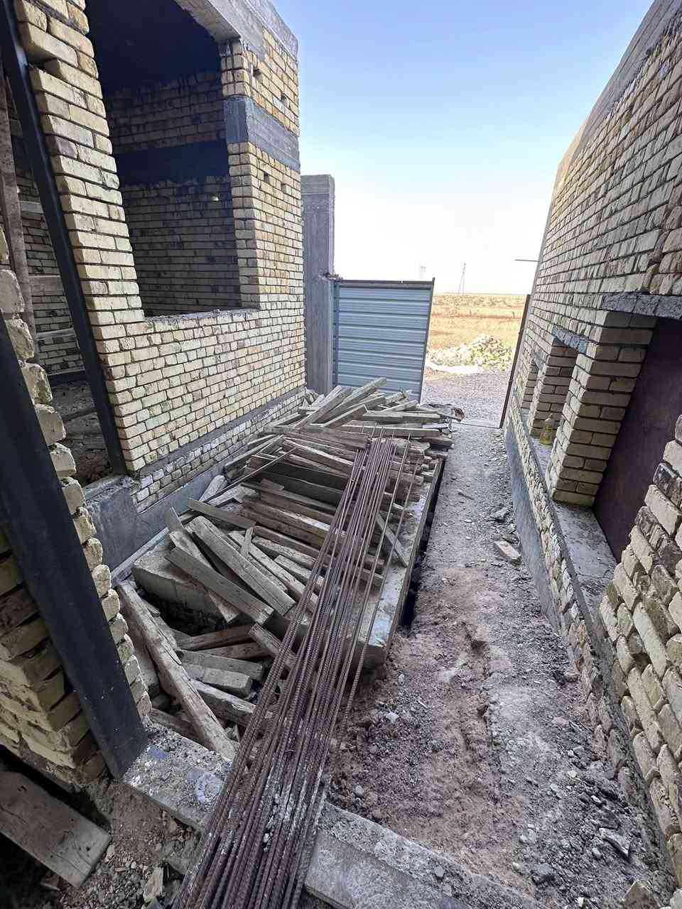 بيت للبيع هيكل طابقين
المساحة 125
الواجهة 6 وربع
الموقع/التنومة-البيبان(الرقابة المالية)
البناء درجة اولى طابوق
البناء عبارة عن:
كراج 
صحيات خارجية للضيوف
غرفة واحدة في الطابق الاول
صالة+ هول مفتوح على الصالة
بوكسات خاصة للغاز والكهرباء والماء 
السعر/95 وبيه مجال 
التواصل/***********
طبعا اني ابو البيت مو ابو عقارات
