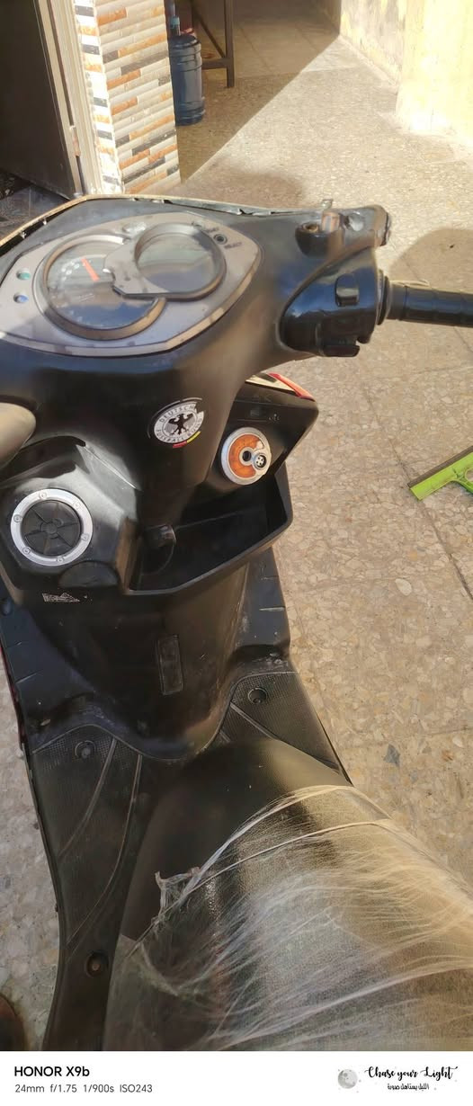 سلام عليكم دراجه سكسن فحل كابريتر شغاله سلف هندر الون اسود وحمرصانصه بيهه صفيره بريك امامي وخلفي السعر ٥٠٠ وبيهه مجال المكان بغداد العبيدي شارع ***********
