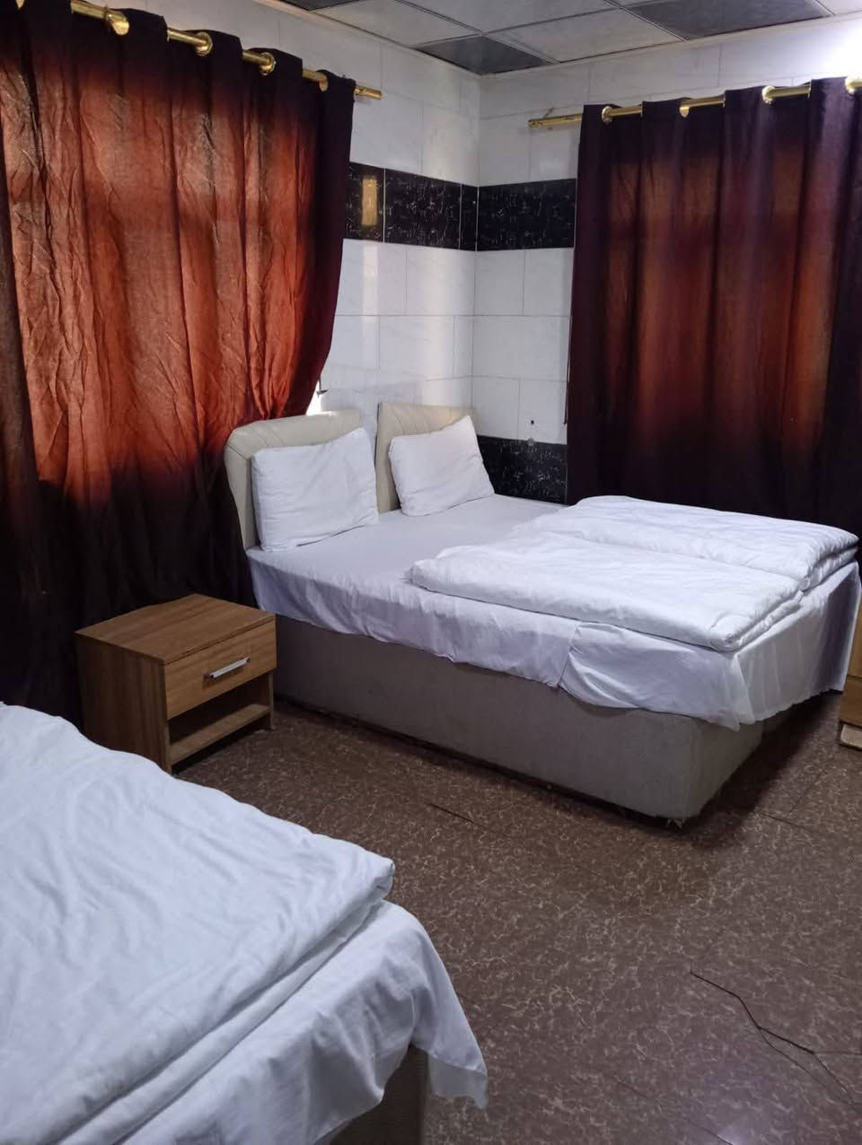 فندق النجم السياحي شارع الجمهوريه مجاور مدرسه المنار يرحب بكم اسعار مناسبه الحملات جاهز من مصعد الي مطعم واسعارنه مناسبه جدن الحملات  حملات خصم واسعار مناسبه.  ***********
