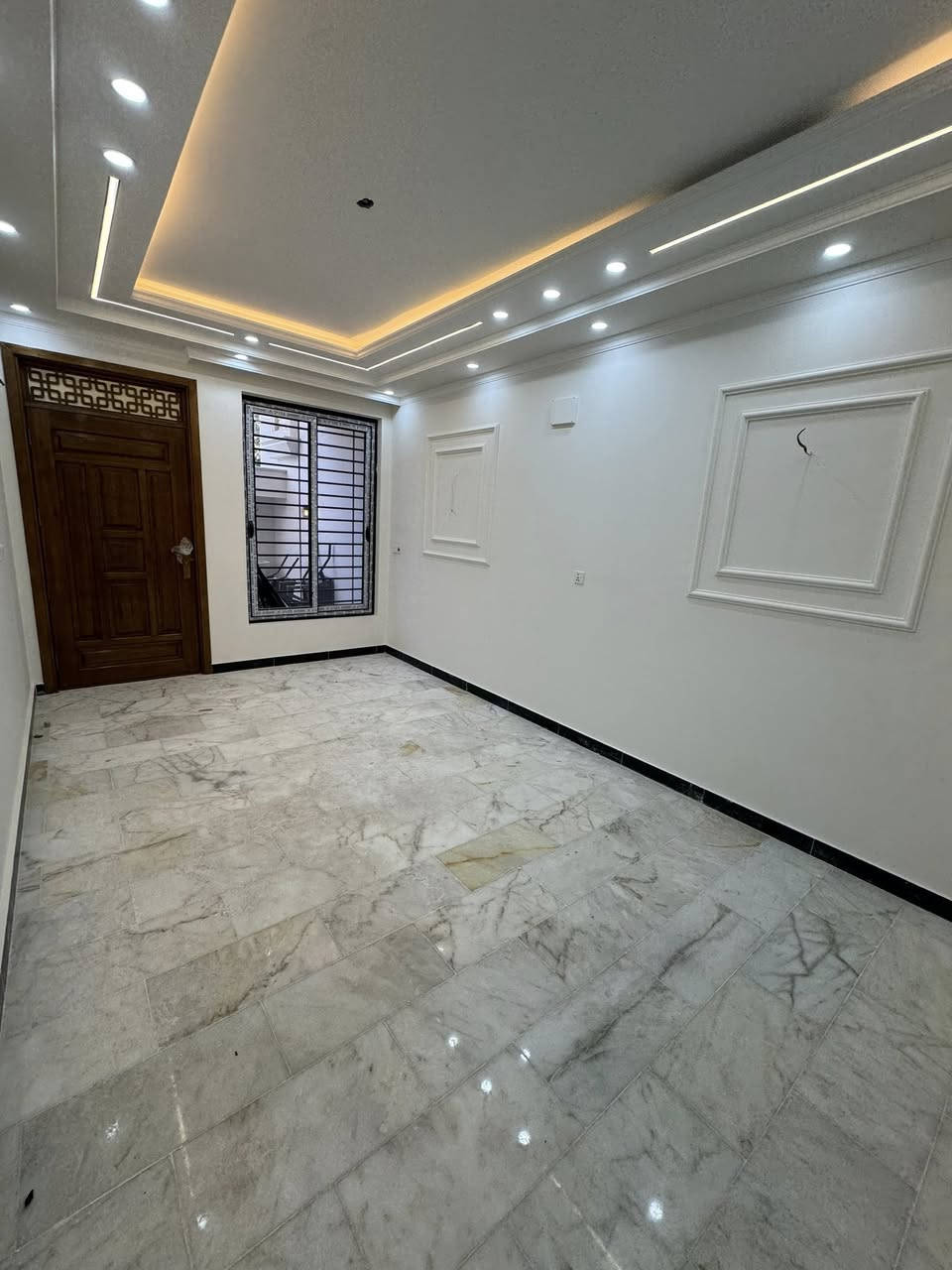 ✋🏼 زبائننا الكرام للبيع دار سكن 
💫سنه البناء 2026 درجه اولى

🔺المساحة :-150  متر ( ملكي )
🔻الواجهة: 5م      🔻النزال:30 م.

🚴‍♀️الشارع 15 م مع رصيف 4 
📦 المنزل فارغ حالياً - جاهز للسكن فوراً
🤚
✅ واجهة مرمر بتصميم حديث
✅ أرضية مرمر
✅ محجر ألمنيوم جام درجة أولى
✅ شبابيك ألمنيوم سلايد مقطع ممتاز
✅ جدران سيراميك ألواح
✅ أبواب داخلية صار ماليزي- أحدث تصميم
✅ أبواب خارجية قاصة
✅ ديكورات داخلية ابروفايل

🤚تفاصيل العقار

🔸 الطابق الأرضي:
كراج سياره +حمام خارجي+ مدخلين + صاله ضيوف 
+مطبخ + صاله عائله+ غرفه نوم سويت + منور 

🔸 الطابق الأول:
3 غرف نوم (منها غرفتين سويت) + خدمات

🔸 الطابق الثاني:
بيتونة + سطح أمامي وخلفي
 
📍موقع الدار بغداد حي البنوك  ( المدراء )

المكتب مفتوح من🕔9 صباحاً لغالية 🕣11مسأآ🔔
_____________________________________
للاستفسار مراسلة الصفحة
او الاتصال 

☎️***********

متوفر واتساب📞 او مراجعة⭕ .( السالم للعقار )  

📍 عنوان المكتب: حي البنوك شارع الكنيسه
