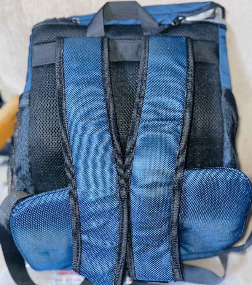 حقيبة تبريد (Cooler Bag) على شكل حقيبة ظهر 🎒❄️
مثالية للطلعات والسفر والدوام

✨ المميزات:
 • عزل حراري قوي يحافظ على البرودة والحرارة لساعات
 • حجم مناسب ويا سعة مرتبة
 • بيها جيوب خارجية للتنظيم
 • مريحة للحمل على الظهر
 • خامة قوية وعملية

👍 مناسبة لـ:
رحلات، حدائق، دوام، حفظ العصاير والمي والأكل


**إذا كنت صاحب هذا الإعلان وتريد حذفه لأي سبب، رجاءا أرسل رسالة إلى الدعم الفني**