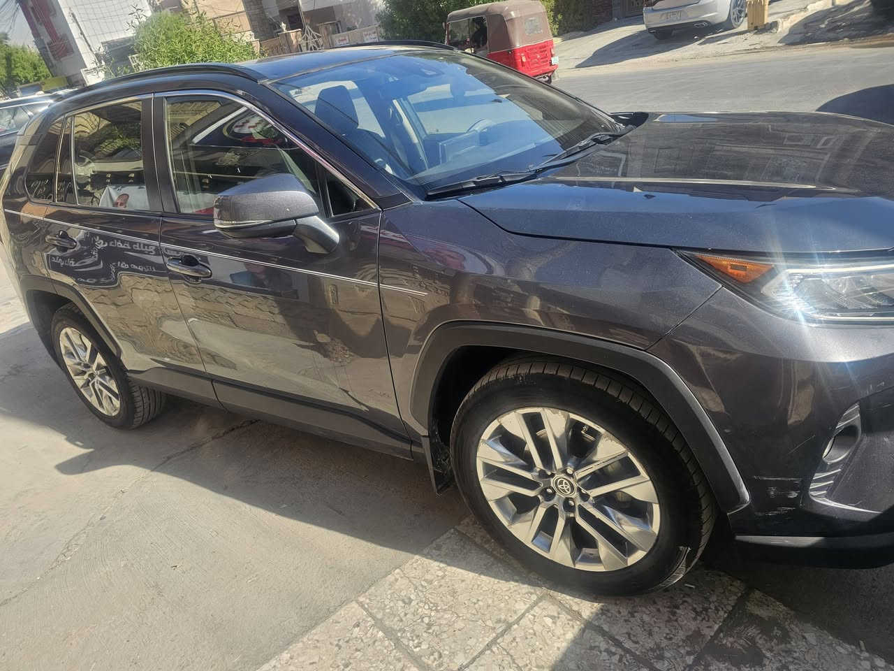 راف فور 2020 XLE PREMIUM 
اللون  فيلي اطارات  235/55/19
فتحة سقف ثلاث حركات
جام 4 اوتو صندوق شفط كهرباء بصمه
كشنات جلد اسود استيرن خياط
اوتو هولد هند بريك كهرباء يشتغل ويا الكير p
رادار كل الجوانب رادار بالمرايات
شاشة اصليه Android auto +ابل كاربلاي
لايتات اوتو  توقف ذاتي مانع اصطدام
رقم اربيل بأسمي هزه جديده سنويه جديده 
كشن السائق كهرباء
كاعيه مفلفه. مع الكشتات
الإضافات شاحن واير ليس لاسلكي 
حساس ضغط الاطارات
اطارات تويو جديد
اكو بعد مواصفات عامه
علما السيارة ما يحتاج اي مصرف كامل من كل النواحي
حادثها بالويل الامامي والخلفي فقط بدون تبديل او صبغ ايرباكات سليمه 100% /*********** واتساب بصمه اصليه عدد 2 JTMC1RFV7LD057455
السعر 225
