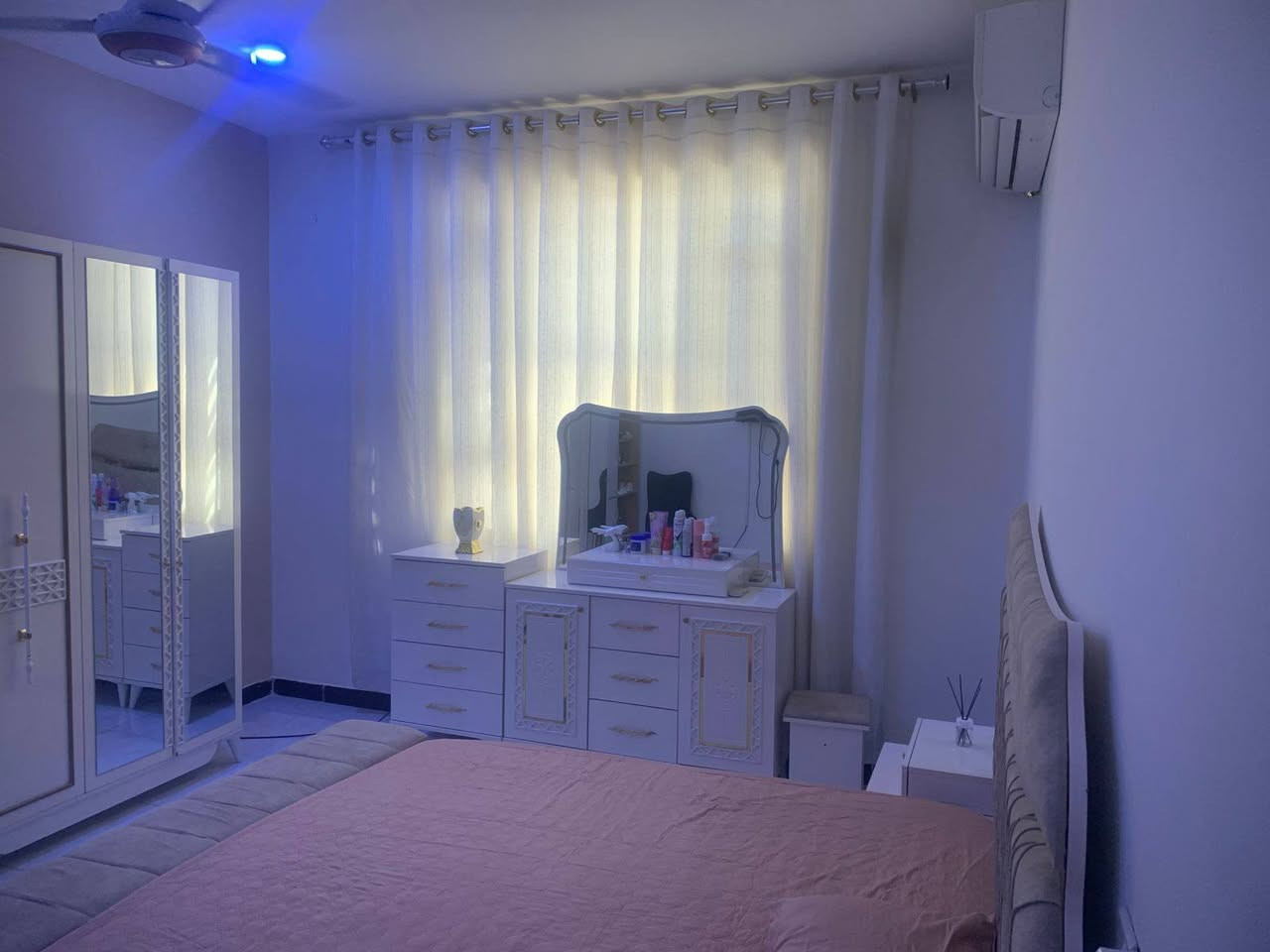 بيت في منطقه الرواد السكني خارج المجمع للايجار حاليا البيت فارغ غير مسكون للتواصل على الرقم  ***********
مساحه البيت 240
