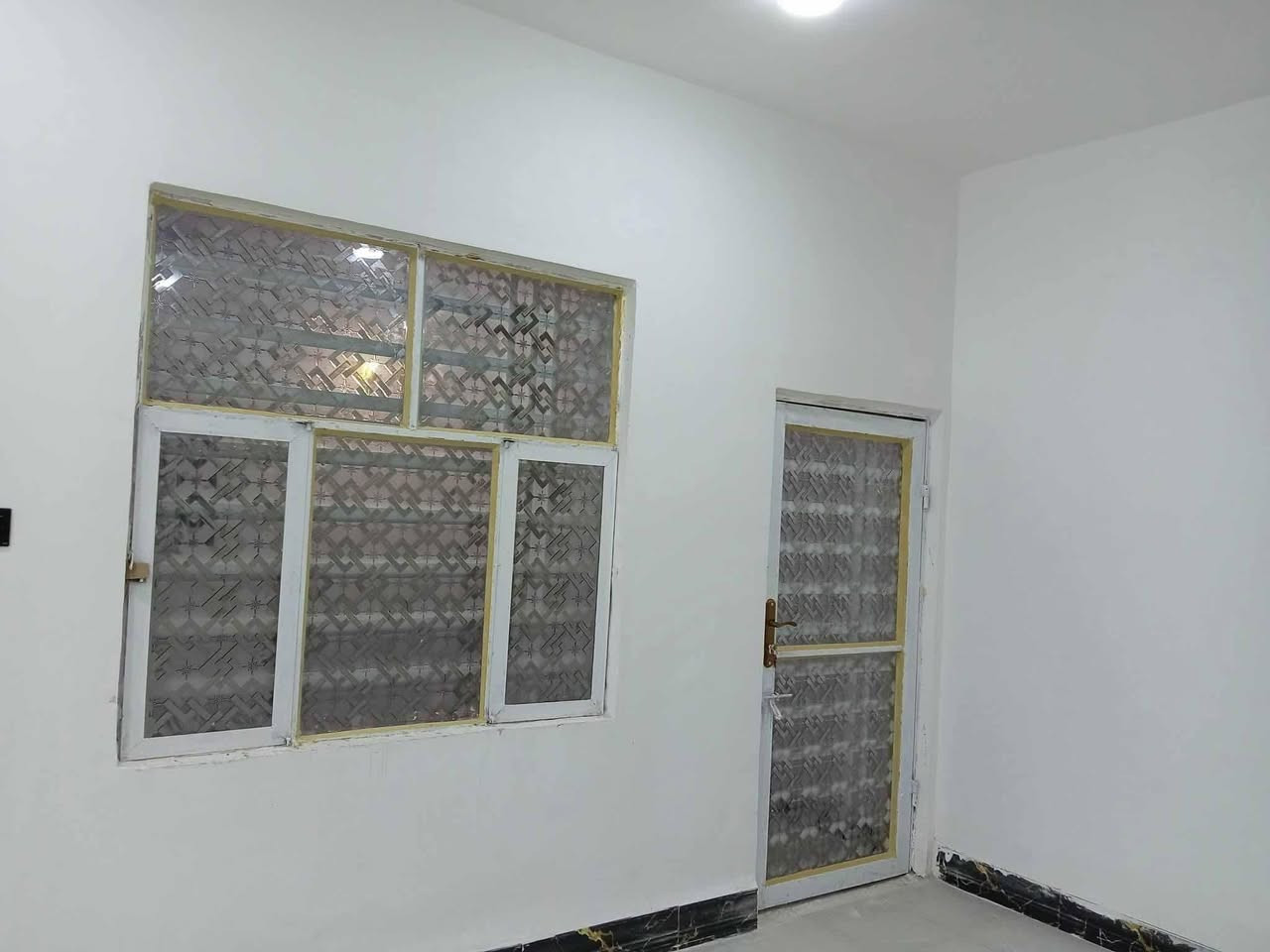 🔴دار  للبيع 🔴

💒نوع العقار :طابو زراعي سند ٢٥تحويل بسم المشتري بلطابو 

المساحة : 100متر مربع 

🕍موقع العقار :الديوانيه قضاء الشاميه المجمع الي  قرب سيد حبوب قرب شارع 30
تفاصيل البناء 
رباط ارضي كونكريت مسلح بناء طابوك سكف كونكريت مسلح يحتوي الطابق الأول على  غرفة  نوم وصاله وستقبال ومطبخ وصحيات داخلية وخارجية الطابق الثاني يحتوي على غرفه وصاله وصحيات وسطح كافة الخدمات 
   
《 متوفره ماء كهرباء مولده تبليط اناره ليليه قريب على مدارس 
                          《السعر50مليون
    
                                            للاستفسار الاتصال على 
***********
