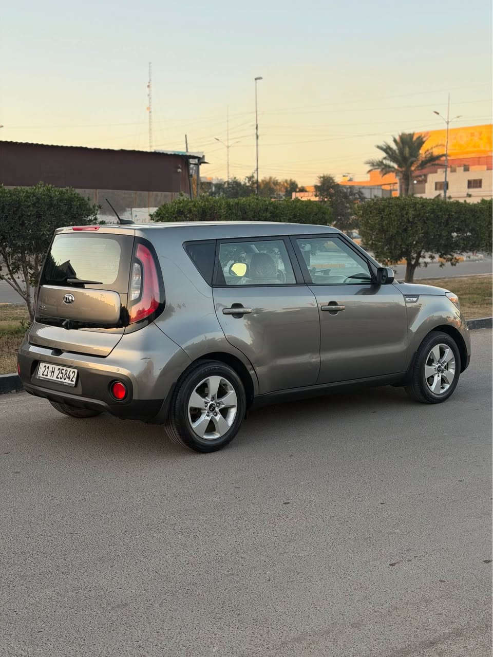 السلام عليكم 
كيا صول 
موديل 2017 وارد امريكي 
حادث فقط بارد كلش خفيف موضح بالصور
مواصفات نص فول مواصفات معروفه
ماشيه 94 الف  
محرك 1600 وضع الشركة
سيارة جديده جدا بلعافيه ع الياخذها 
سعر 105 ورقة
مكاني بغداد جميلة شارع خيرالله
*********** بغداد, العراق
