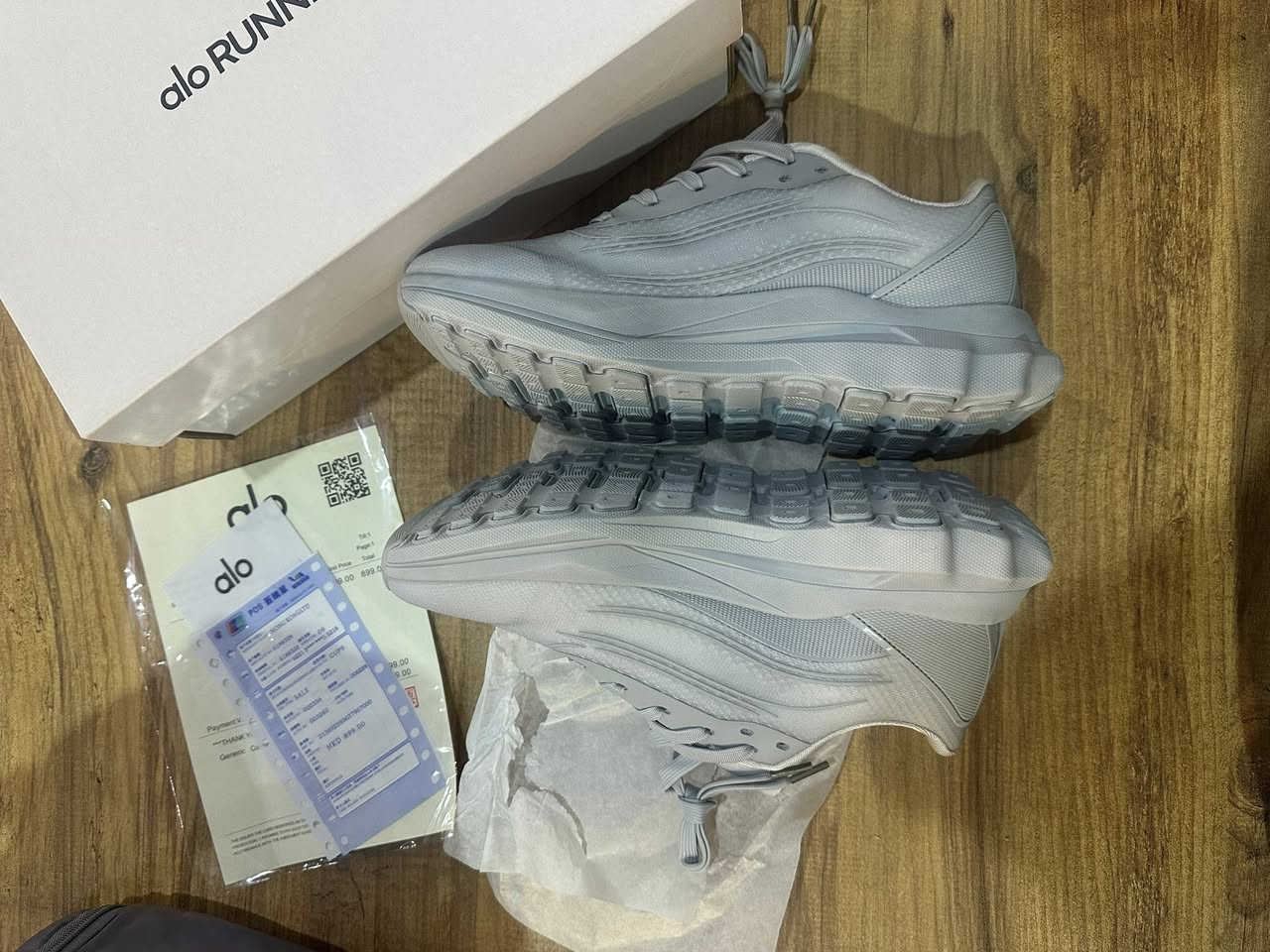 alo
توفرت ماركة alo لون سلفر وبيه ابيض ثلجي
صورة ظالمتها 
وزن ريشة مليان ختومات ومكتوب عليه للركض 
توفرت اكثر من قطعة وقياس للاستفسار رسالة على خاص يجيك تفاصيل كامل 
متوفر توصيل


**إذا كنت صاحب هذا الإعلان وتريد حذفه لأي سبب، رجاءا أرسل رسالة إلى الدعم الفني**