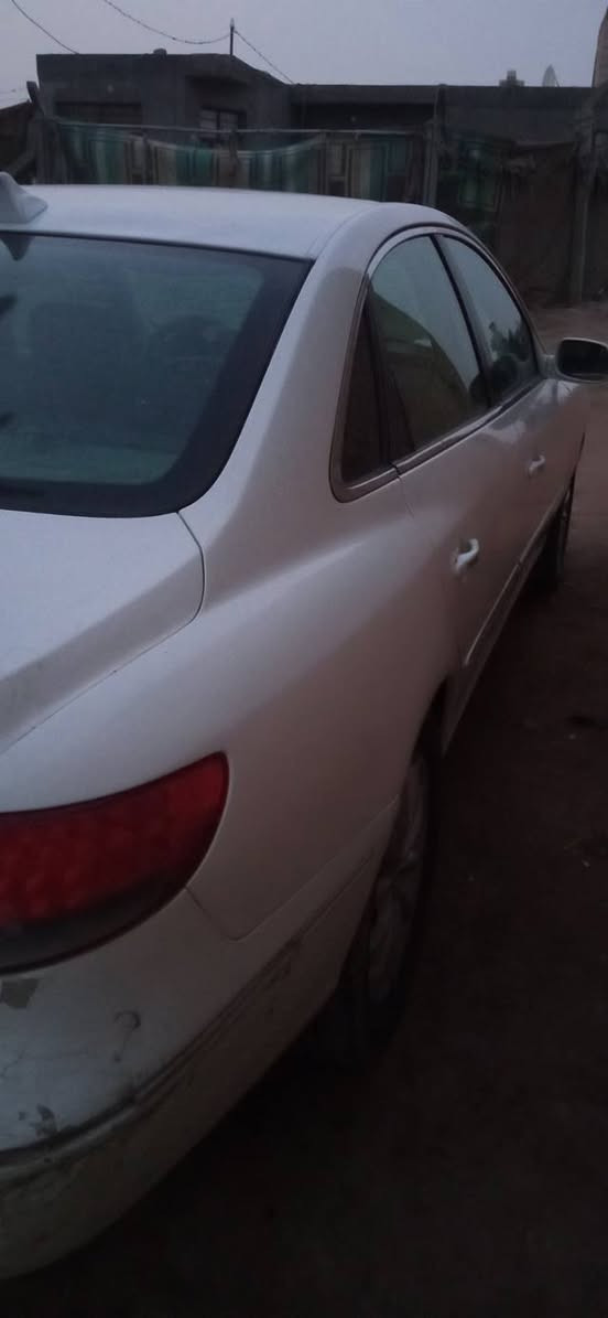 السلام عليكم  للبيع هونداي ازيرا موديل 2007رقم بغداد دولي جديد بسمي لون ابيض وارد  مصبوغه عام تبريد شغال كهربائيات شاشه كامره كله شغال السعر 80وبيه مجال اتصل وتدلل ***********مكان السياره الكوفة.
