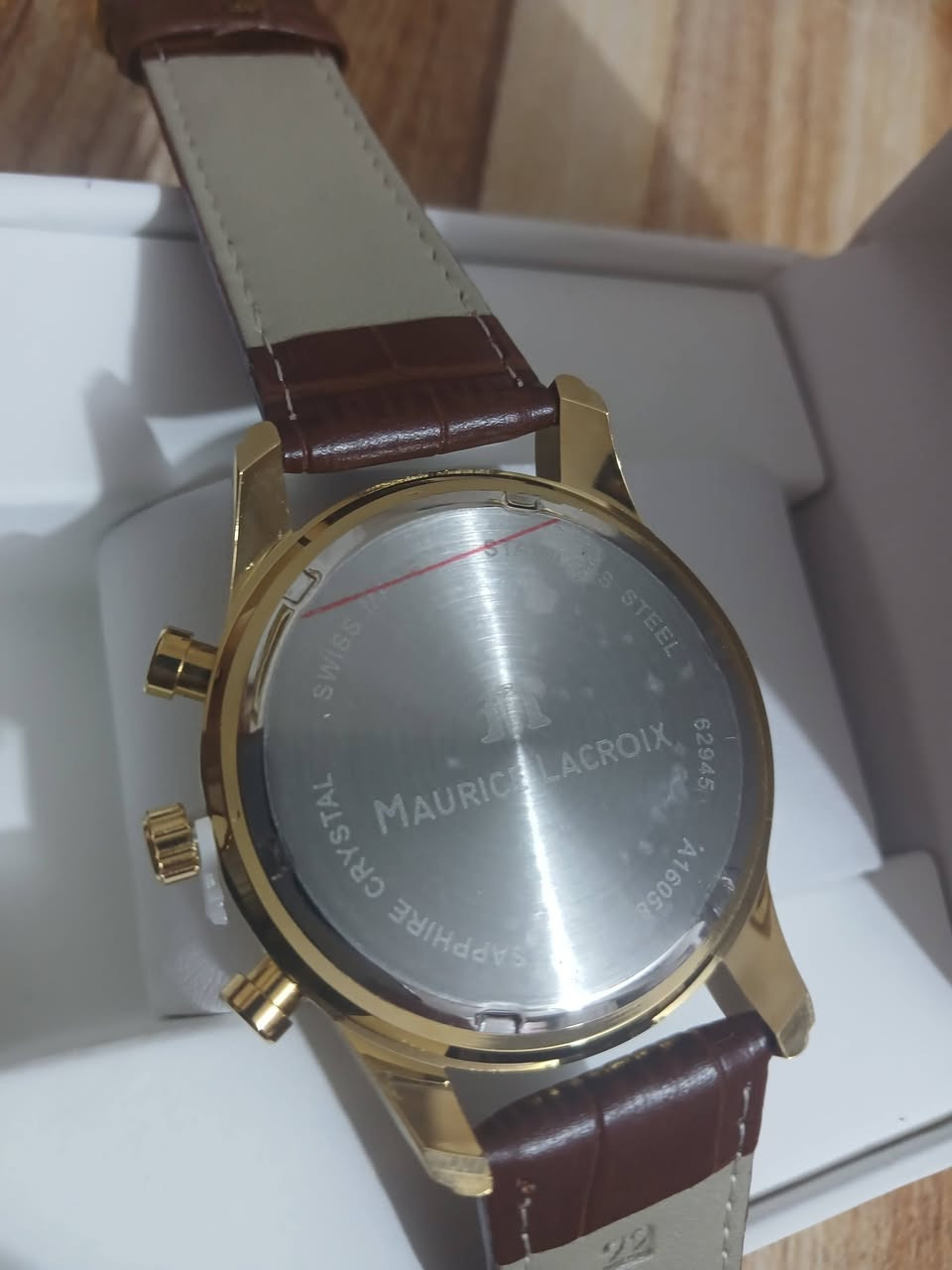 ساعه موريس لاكروا سويسرية فاخره تماتيك طلعتلي بهذا الشكل سناتر كله شغاله السعر 35 الف مع التوصيل بالعافيه الي ياخذها
المينا: تأتي بمينا أسود يضم عدادات الكرونوغراف (لقياس الوقت) وعقارب ومؤشرات ذهبية اللون.
الإطار: إطار دائري مطلي بالذهب (أو بلون ذهبي) مع أزرار جانبية للتحكم في وظائف الكرونوغراف وتعديل الوقت.
الحزام: حزام جلدي أسود أنيق، مما يمنحها مظهراً كلاسيكياً فاخراً.
الحركة: تعمل بحركة سويسرية أوتوماتيكية (Swiss Made)، مما يعني أنها تعتمد على حركة معصمك لتوليد الطاقة.


**إذا كنت صاحب هذا الإعلان وتريد حذفه لأي سبب، رجاءا أرسل رسالة إلى الدعم الفني**