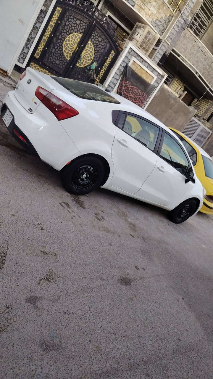 ياالله ريو ١٥ وارد امريكي من امريكا مابيها حادث هنا بيها باب السايق والجاملغ مبدلات اثر حادث بسيط خابرني وشرحلك مابيها لا لغود ولا شواصي ولا تكم تجي وتشوف بعينك السياره كير عادي باسمنه عارضيها ب٩٠ وبيها مجال *********** مكاني بغداد تقاطع درويش
