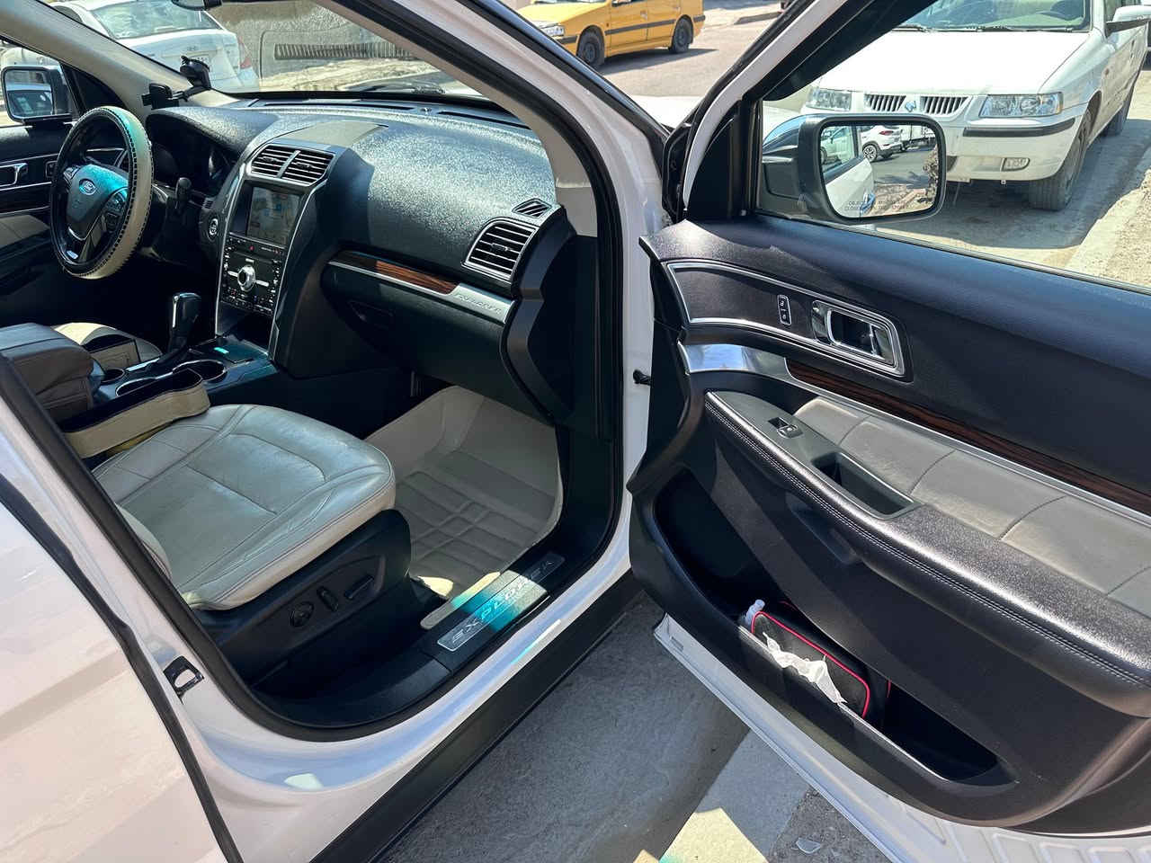 فور اكسبلورر 2019 لمتيد
فول مواصفات
✳️ حساسات امامي وخلفي 
✳️ رادارت امامي وجانبي
✳️ كامرة امامي وخلفي
✳️ كشن ميموري 
✳️ كشنات جلد 
✳️ الكشنات الامامي تدفئة وتبريد ومساج
✳️الكشنات الخلفيه تدفئة
السياره ٧ راكب 
✳️ مثبت سرعة
✳️ ستيرن تدفئة
✳️ تحكمات ستيرن
✳️ تبريد ثلاث قطع 
✳️ سقف بانوراما
✳️ بصمة تشغيل
✳️ بصمة ابواب الامامي 
✳️ اشارة بالمري الجانبيه
موجود رقم الشاصي تشوف صور الحادث
السياره باسمي رقم انكليزي  وهزه الجديد لسنه 2030  
السياره بدون صبغ الباب الايمن بي بارد والجاملغ الايمن مبدل نفس اللون 
السيارة مناقصها اي شي شغل واطلع
السعر 225 وبيها مجال للشراي
المكان بغداد زيونه ***********
