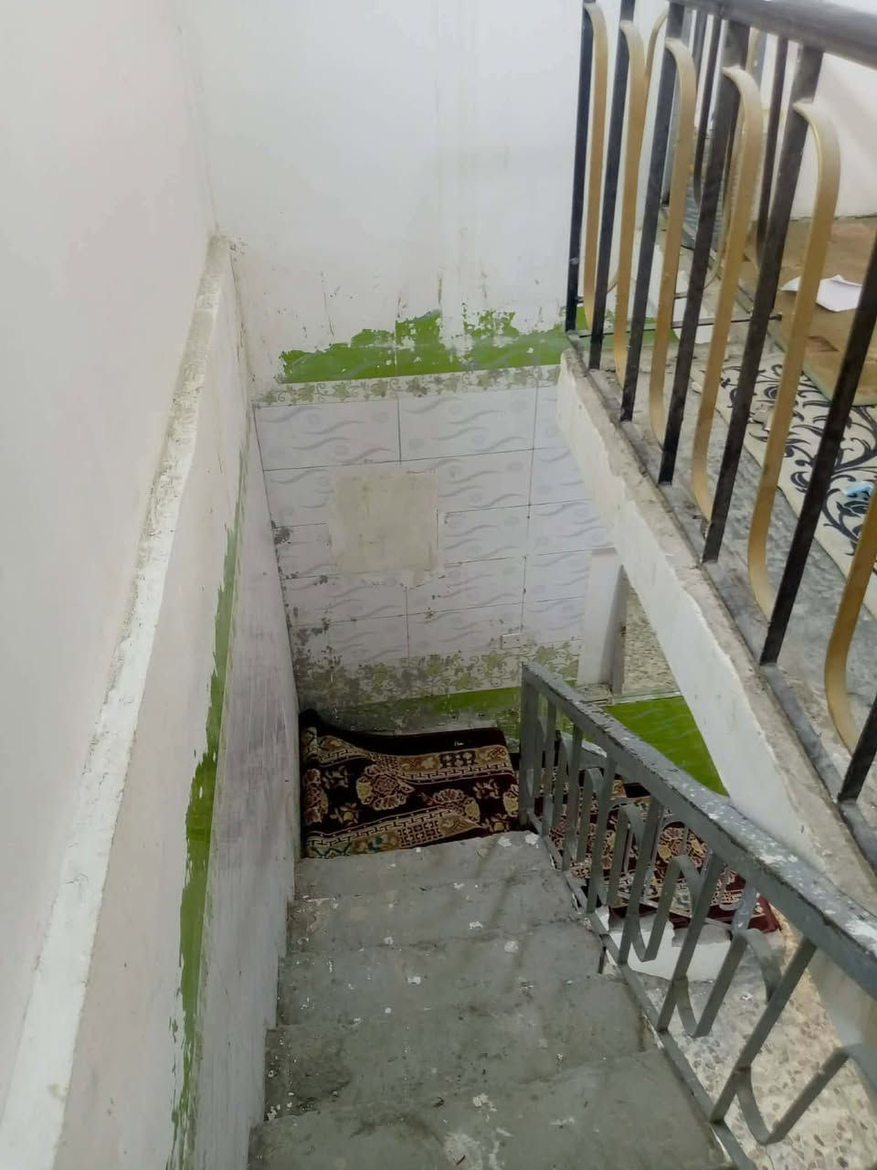 السلام عليكم دار للبيع تجاوز المساحه 60م مسلح جديد فارغ مكان بغداد الجديدة النعيرية قرب حسينية الزهراء للاستفسار مكتب البراق للعقار ***********
