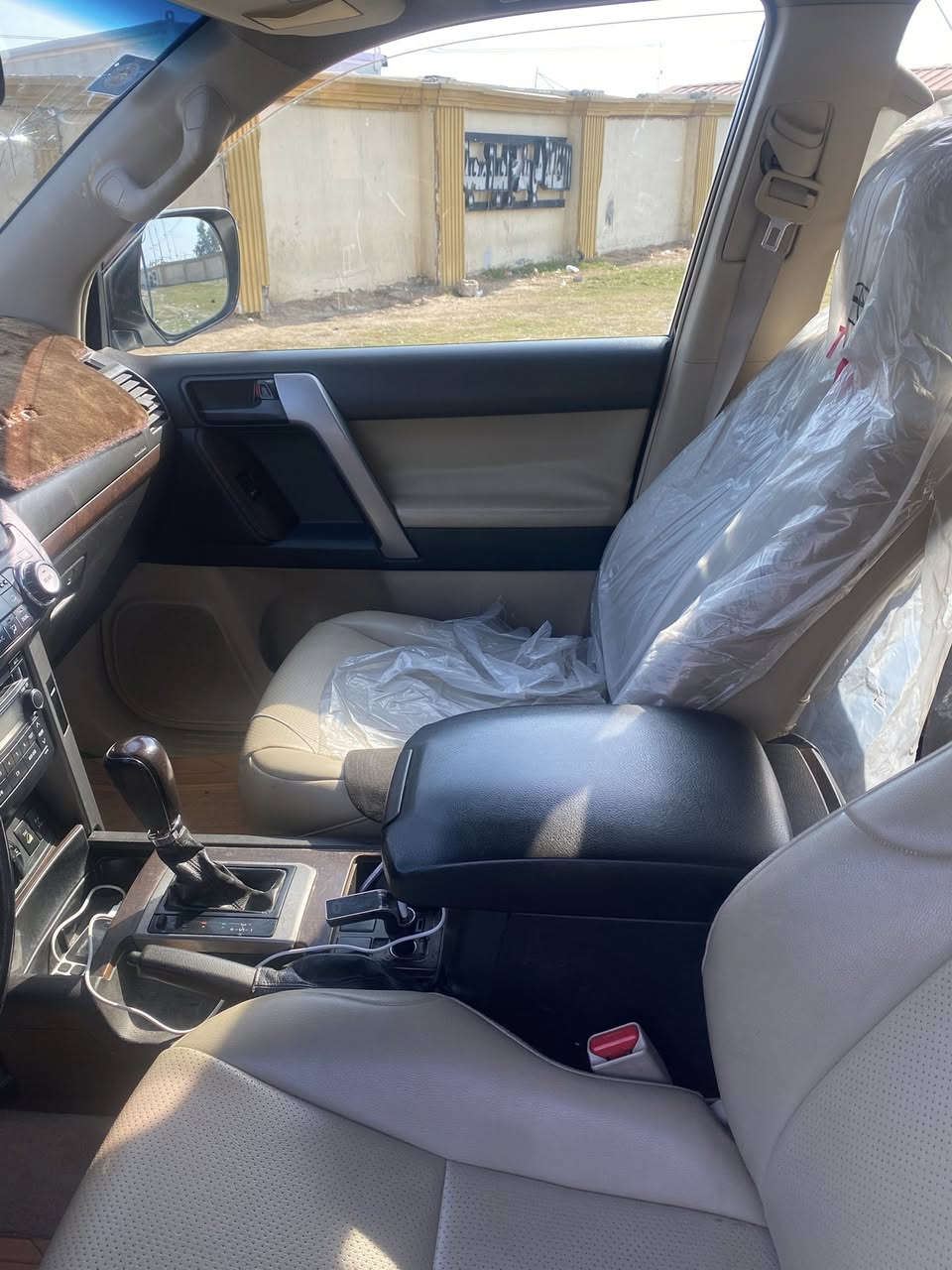 برادو تيوتا مديل ٢٠١٢ بسمي  رقم دولي بغداد
مكفوله عدا بارد بلباب الخلفي بسيط 

موصفات ل TXL

٦ سلندر محرك ٤٠٠٠

بصمة 

كشنات جلد 

حساس امامي خلفي 

اشاير مري + شفط 

زنون 

تحكمات

شاشه 

٧ راكب 

سعرهة٢٨٠ وبيها مجال 

الاسفسار ***********
