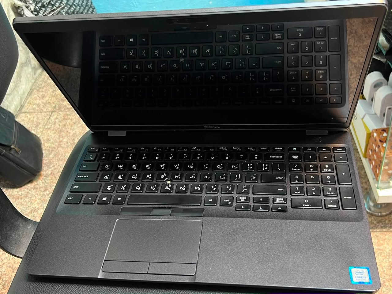 لابتوب من شركة DELL المعروفة
المعالج: Intel Core i5 (الجيل الثامن) - قوي وسريع جداً للمهام المتعددة ويدعم ويندوز 11 رسمياً رباعي النواه .
 الشاشة: بمقاس كبير 15.6 بوصة مريحة للعين ومضادة للتوهج.
 لوحة المفاتيح: كيبورد كامل يحتوي على أرقام جانبية (تصلح لأعمال المحاسبة والإكسل) مع زر التوجيه السريع (Trackpoint).
 كارت الشاشة: Intel UHD Graphics 620 المدمج (ممتاز للأعمال والتصفح وبرامج التصميم الخفيفة).
 الخصوصية: كاميرا ويب مزودة بغطاء حماية يدوي مدمج لإغلاقها في أي وقت.
الجهاز نظيف جداً وعلى الفحص وممتاز جداً للطلاب والموظفين وأصحاب الأعمال.
يجي وياها الشاحنة الاصلية + ماوس + حقيبة 

للتواصل:-***********
