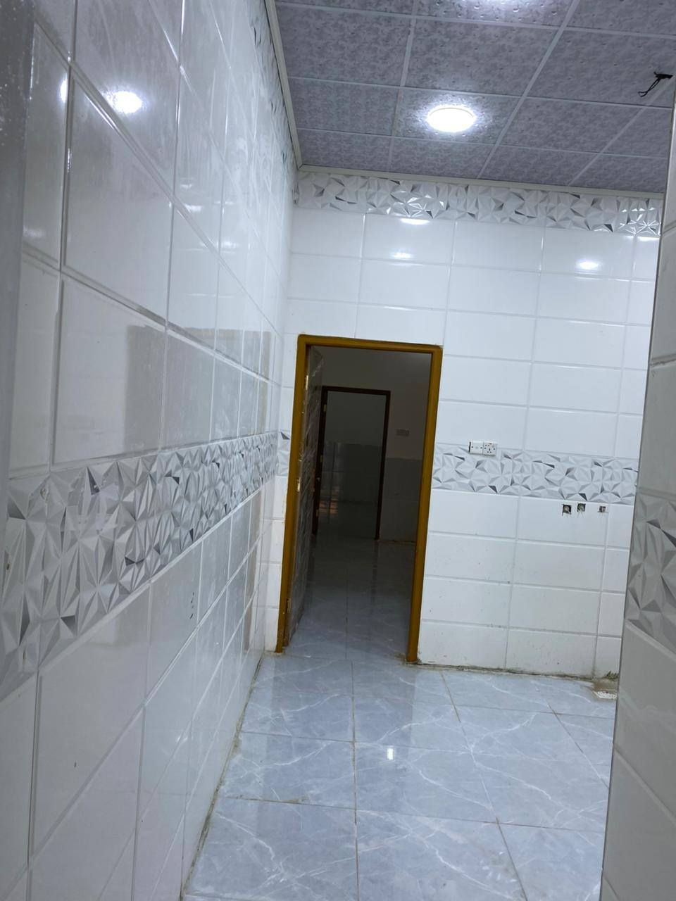 سلام عليكم
دار للبيع مساحه ١٠٠متر طابق واحد جديد منطقة ٥٩ مفتوح على شارع ٣٠ شارع المكاتب وعلى ساحه رقم العقار ٥٩٢٠٢
جديد فارغ صب كونكرت اساس وسقف دار جاهز مجهز واجهة الواح هندي ارضيه بورسلين هندي مطبخ سيراميك حمامات سيراميك هزاره ١٢٠سم صطح مطبك شتايكر طفيلي كهرباء دفن ارتفاع السقف ٣،٣٠ م 
اجازه بناء اشتراك ماء إشتراك كهرباء 
بيت جاهز مجهز 
سعر ٧٢ مليون 
مكتب بيعة الغدير 
***********
