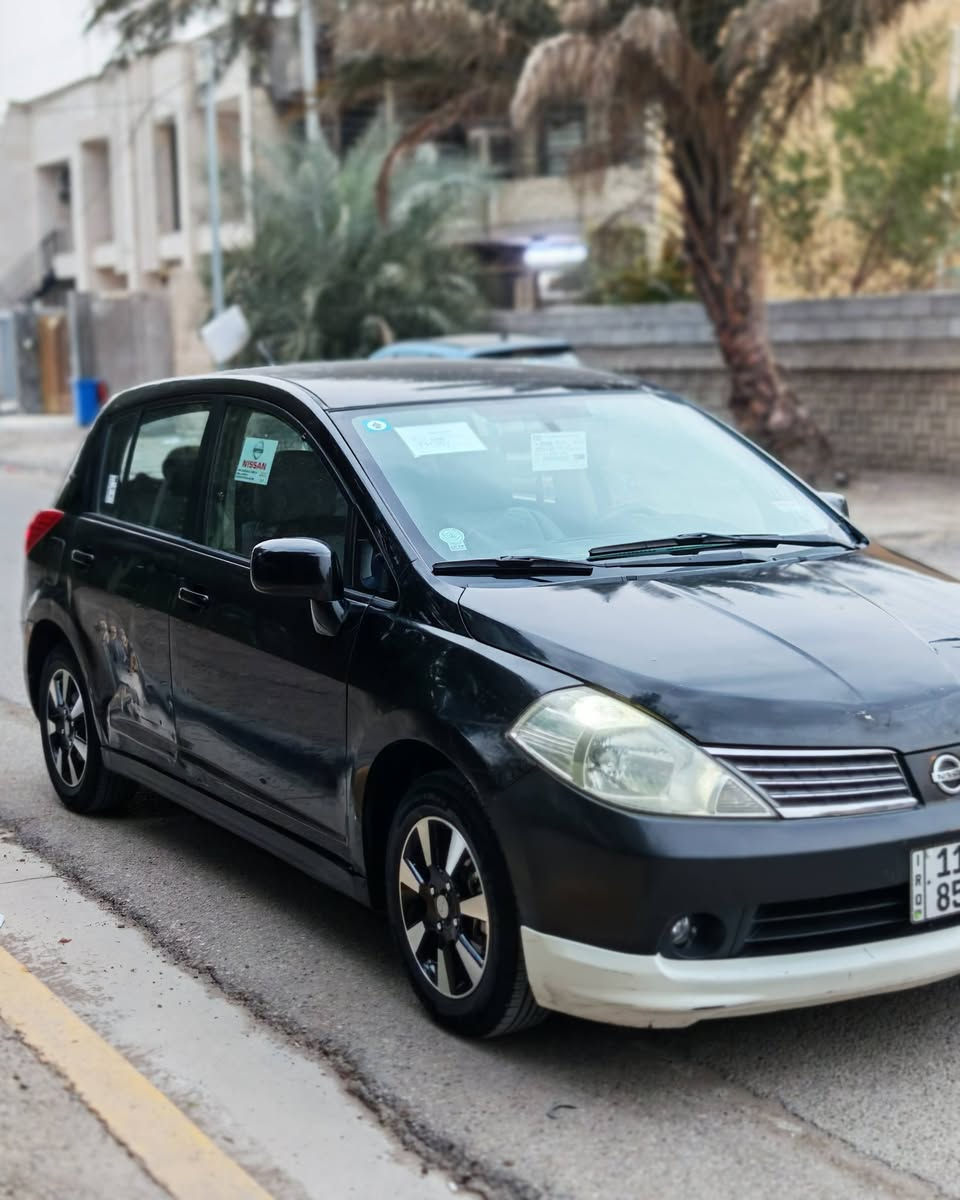 سلام عليكم فيرسا موديل 2007 
مكينه 2000 شاده جديده 
بيه صبغ جاملغ وبنيد بدون دواخل 
دوشمه عام 
تخم تاير تبريد ثلج 
صدر جديد 
نسويه جديده ورقم دولي 
العنوان حي البنوك 
***********
