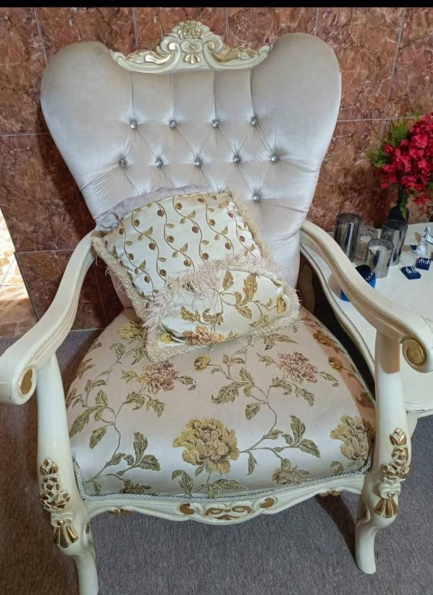 تخم زان ملكي تركي عشر مقاعد السعر 650 مع طبلة وسطيه حجم كبير عنواني بغداد الشعب سبب البيع لصغر المكان تواصل خاص او مراسله الرقم ***********
