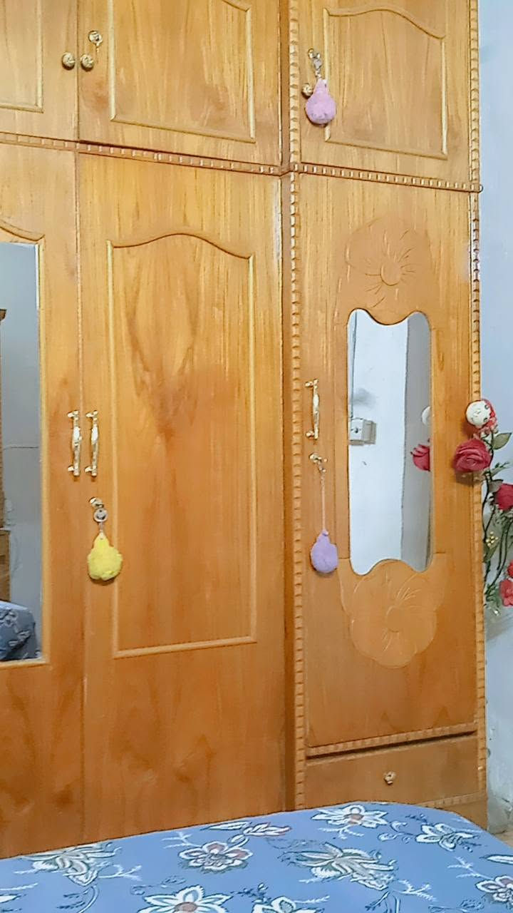 السلام عليكم الغرفة اخت الجديده  سعرها 900 وبيها مجال حك الجية  الثلاجة مصار شهر من اخذتهاسعرها 400 بيها مجال حك الجية الرقم واتساب *********** بيع مستعجل جدا
