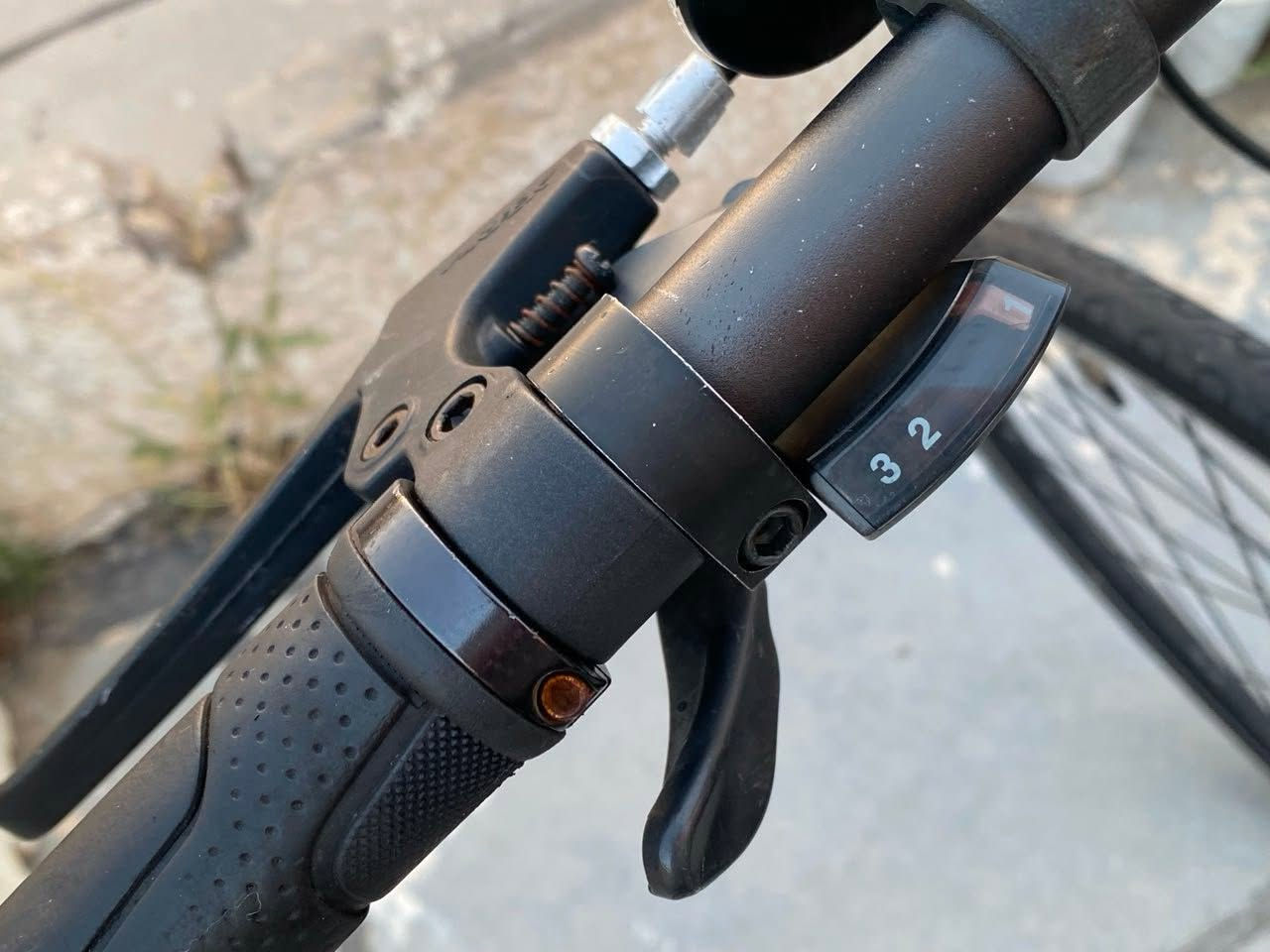 سلام عليكم بيع 
دراجة هوائية ترحال المسافات الطويلة Decathlon c700. (Hybrid) 💯🚲
غنيه. عن تعريف ☑️
معدن. بل كامل اللمنيوم ✔️

دراجه. نظافته 87‎%‎
يدات بريك امامي. خلفي. من ماركه شيمانو اصلي ✅
قبظات مايبيلك لبلادي اصلي ✔️
ماشه للمنيوم.  بل كامل 💯
مكينه. خلفي. 8\3
مكينه خلفي شيمانو اصلي. ✅
مكينه. امامي. شيمانو. 
بدال امامي من ماركه شيمانو اصلي. ☑️
مخدات. بيسكل. امامي. خلفي (FLINGER)اصلي 
جملاغات. بيسكل. اصليه من ماركه (FLINGER) اصلي
بطيخات ويل. كله بلاديه واصلي. ماركه عالميه. ✅💯
عكرب. من ماركه. (ACERA)شيمانو اصلي ☑️

بيع او مراوس. 
السعر خاص 
لاستفسار. خاص او رقمي واتساب ***********☎️
يوجد توصيل جميع محافظات عراق 🚚
