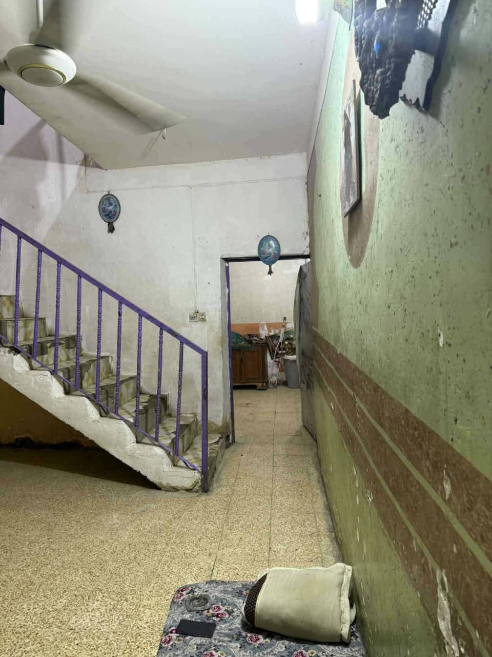 السلام عليكم بيت للبيع مطلوب للاسكان مساحته 120متر موقعه مباشر على التبليط مقابيل  مدرسه الرياده الاهليه في أبي غرق حي السلام. السعر الكلي 95 مطلوب 15 ينقص من السعر الكلي او تسدد كامل المبلغ ويتحول البيت باسمك للاستفسار ***********
